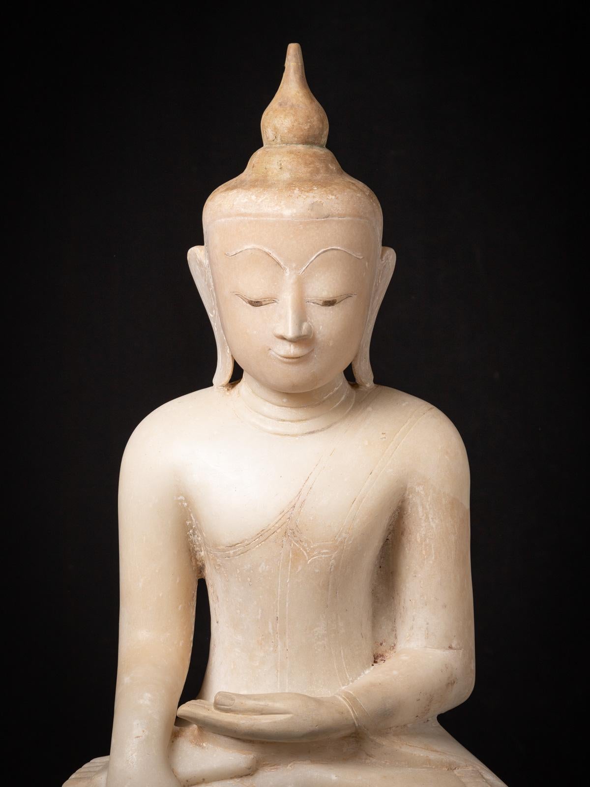 17th century Very beautiful Burmese alabaster Buddha from Burma In Good Condition For Sale In DEVENTER, NL