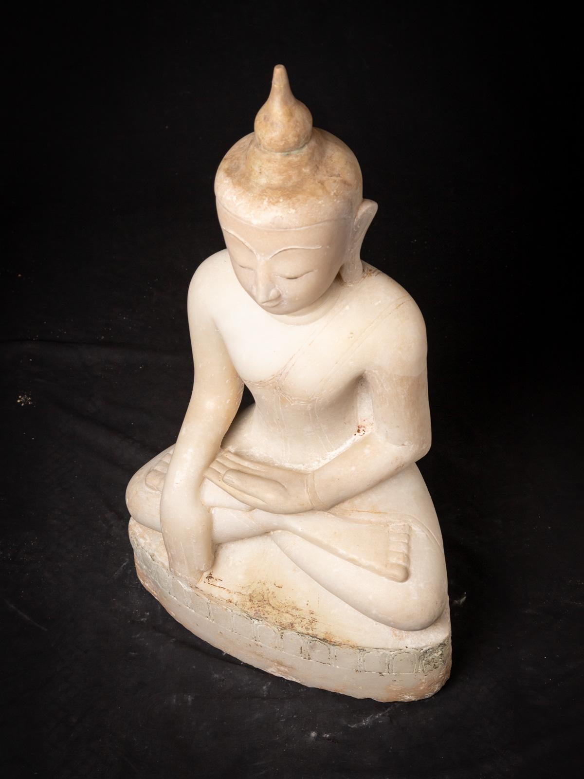 17th century Very beautiful Burmese alabaster Buddha from Burma For Sale 3