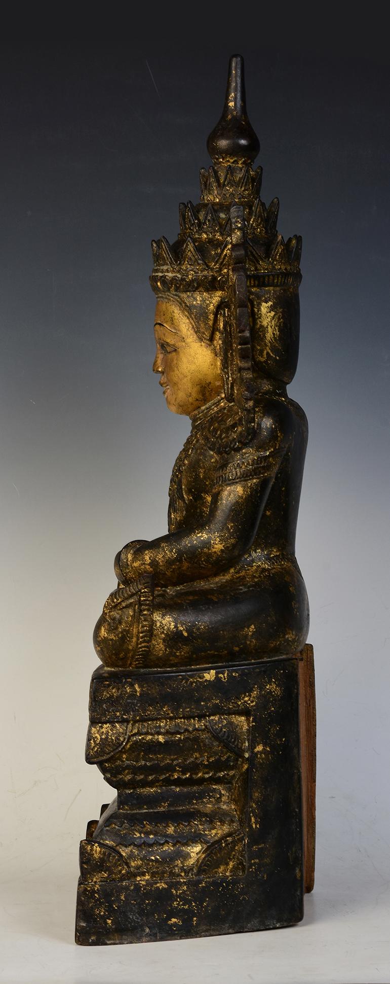 17th Century, Very Rare Antique Burmese Wooden Seated Crowned Buddha  For Sale 6