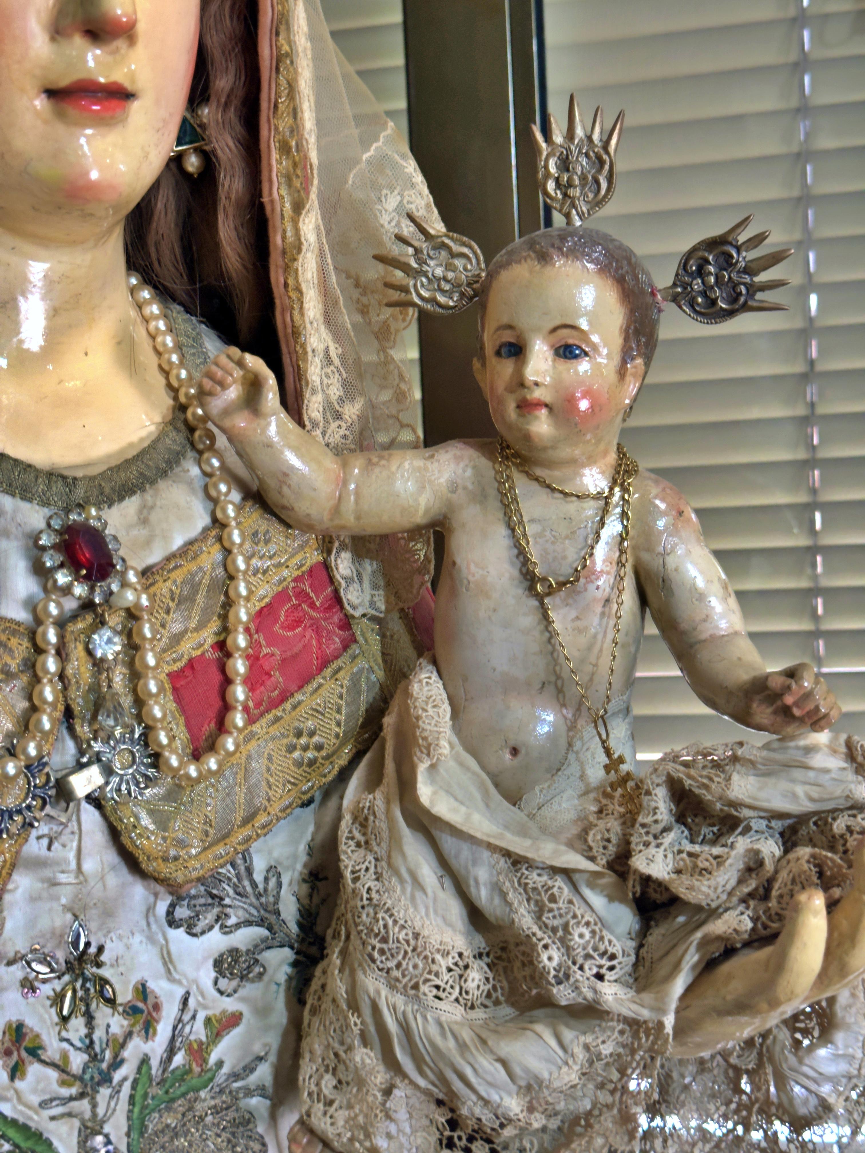 17ème siècle Vierge à l'enfant du 17e siècle à la robe et à la figure de plomb péruvienne en vente