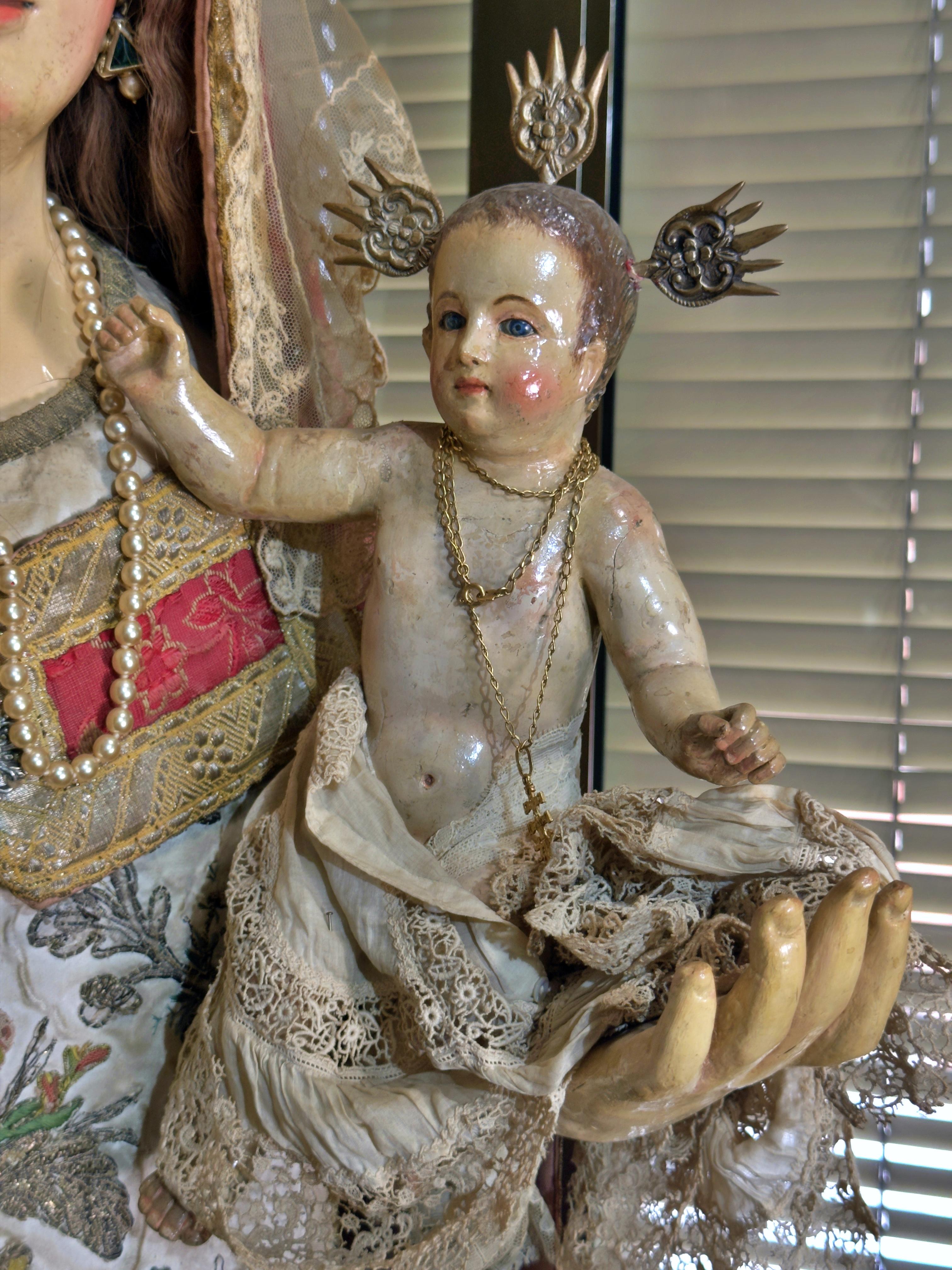 Bois Vierge à l'enfant du 17e siècle à la robe et à la figure de plomb péruvienne en vente