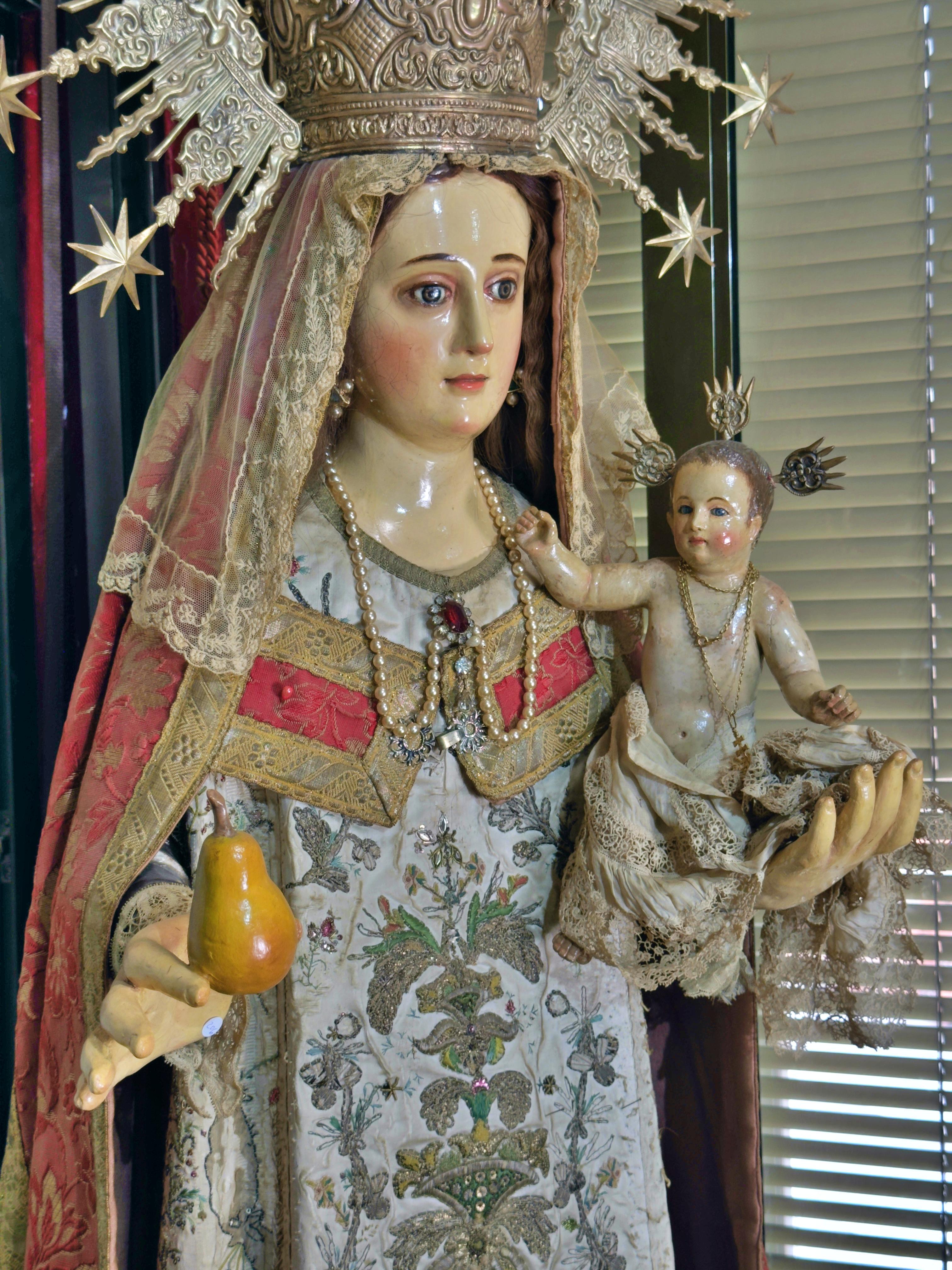 Vierge à l'enfant du 17e siècle à la robe et à la figure de plomb péruvienne en vente 1