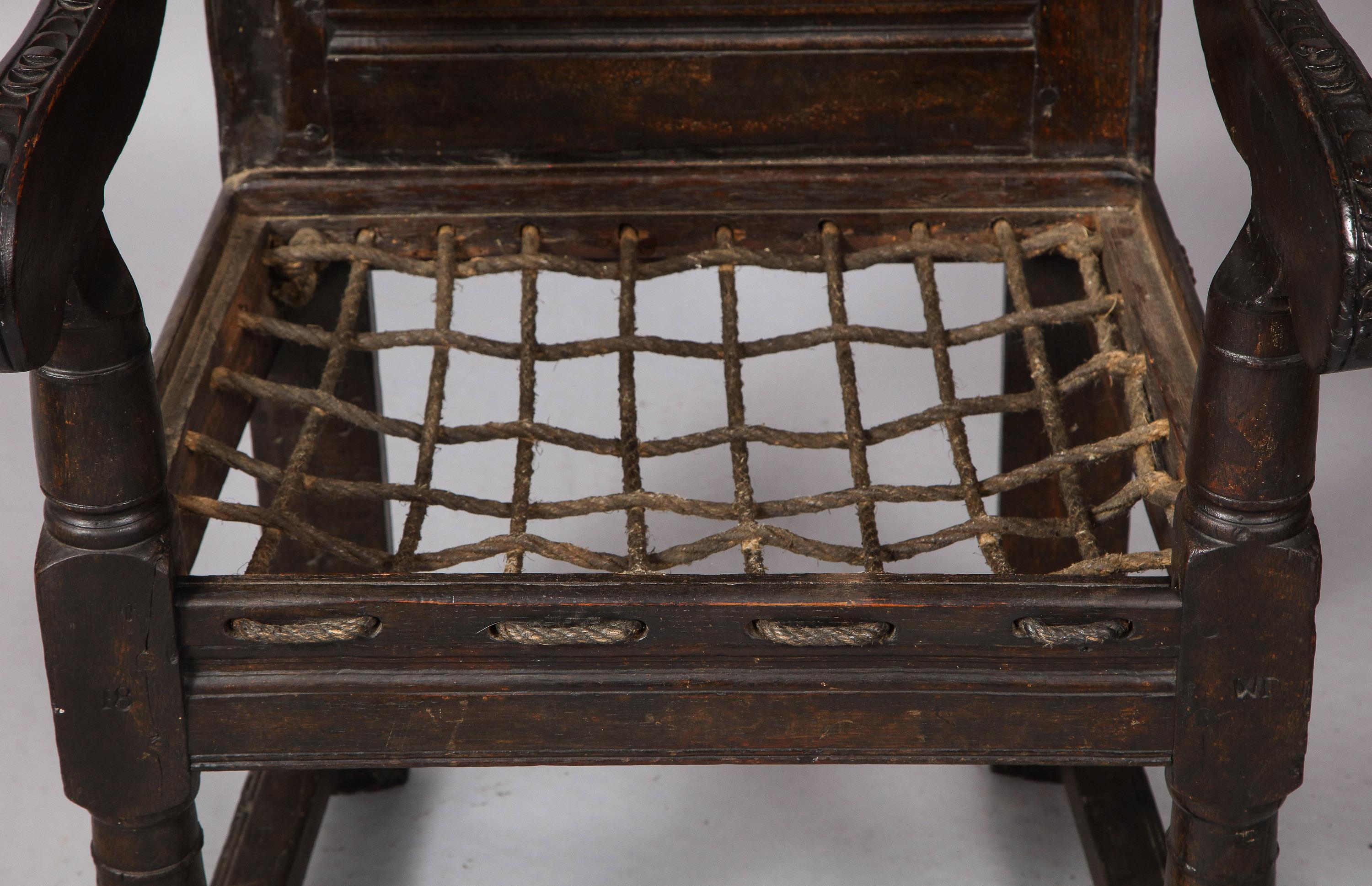 Chaise à lambris du 17e siècle en vente 8
