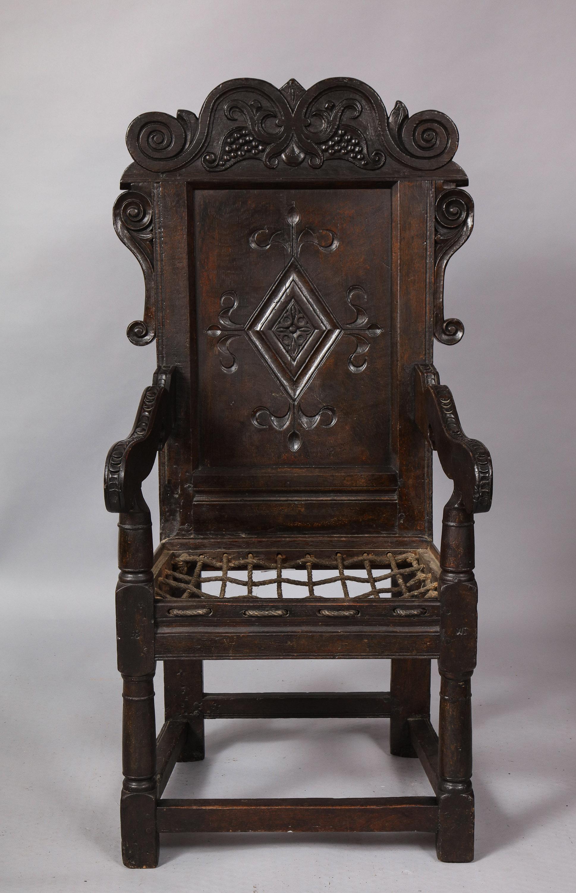 Chaise à lambris du 17e siècle en vente 10