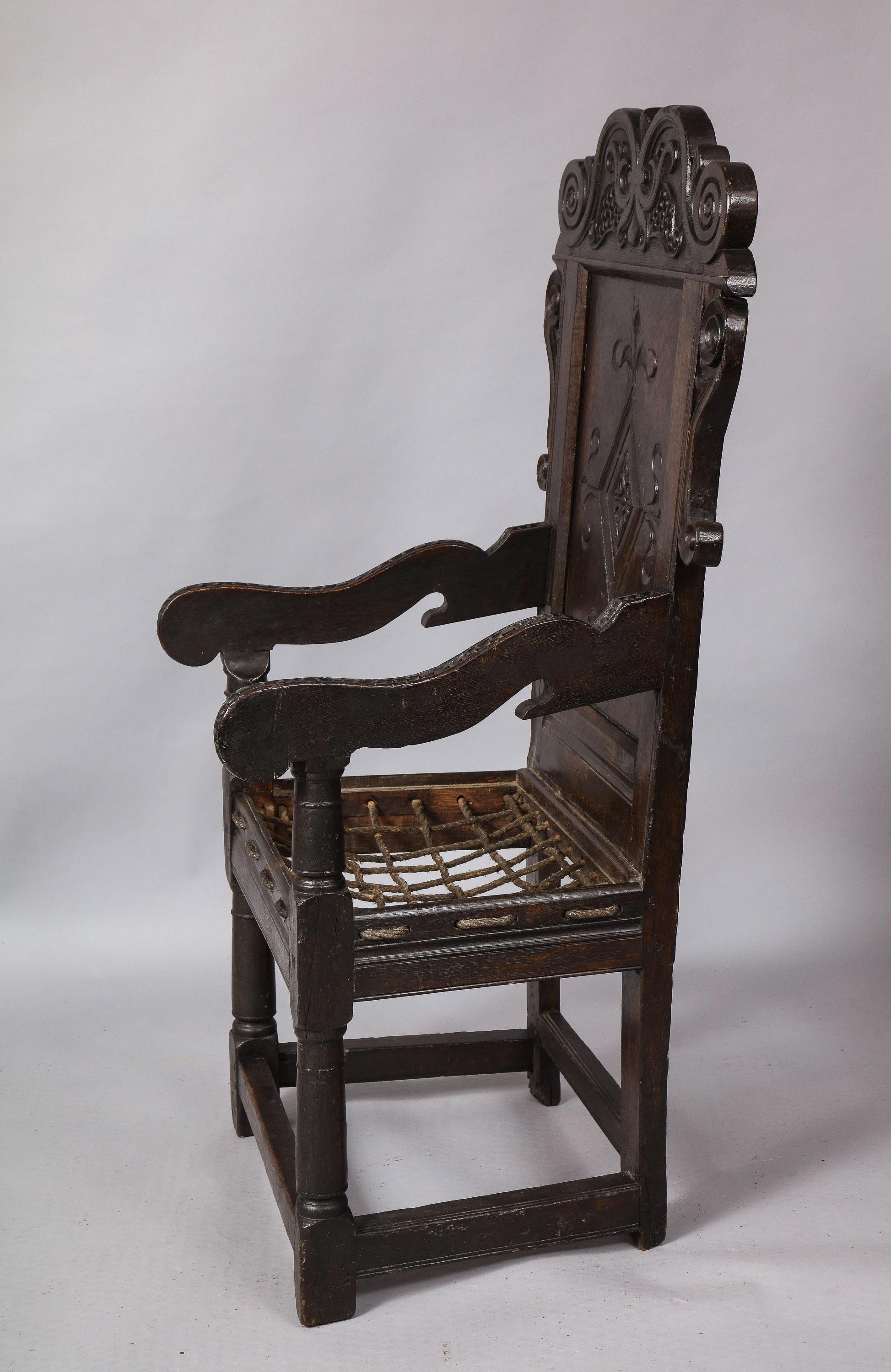 Chaise à lambris du 17e siècle en vente 11