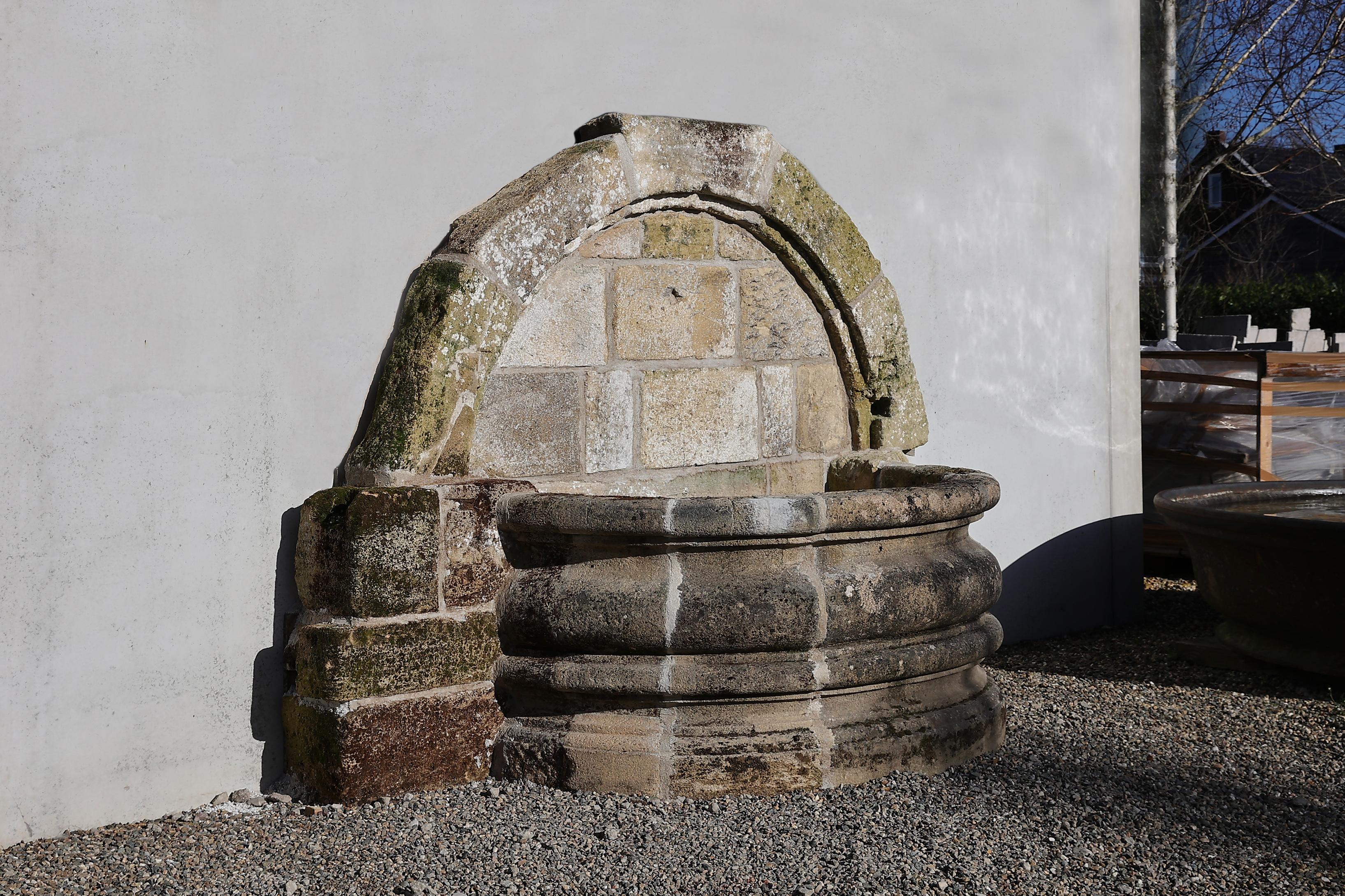Fontaine murale du 17e siècle en pierre calcaire française ! Il s'agit d'une personne unique et spéciale. Cette fontaine est d'origine, mais avec quelques petites restaurations.