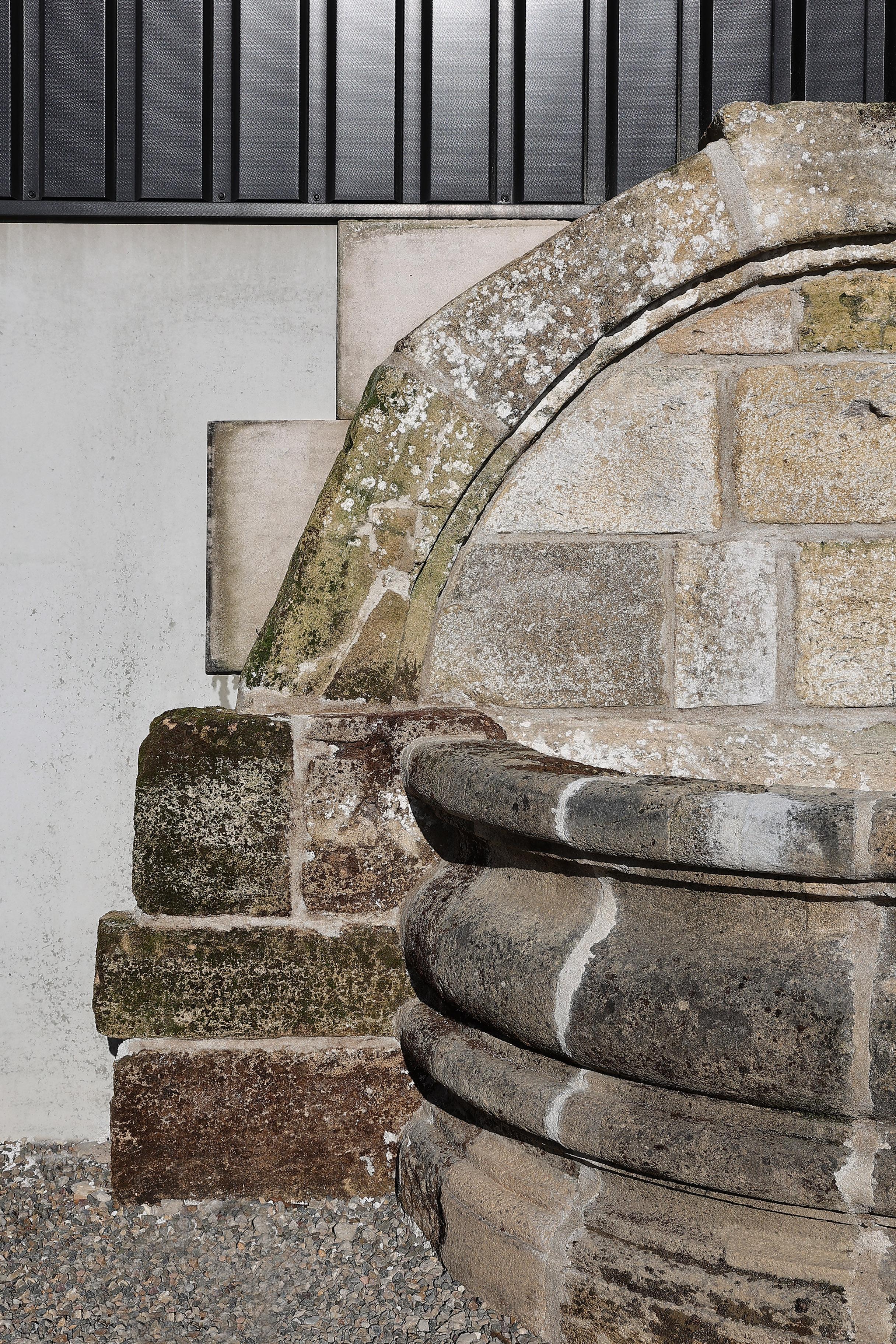 XVIIIe siècle et antérieur Fontaine murale du 17e siècle en pierre calcaire française en vente