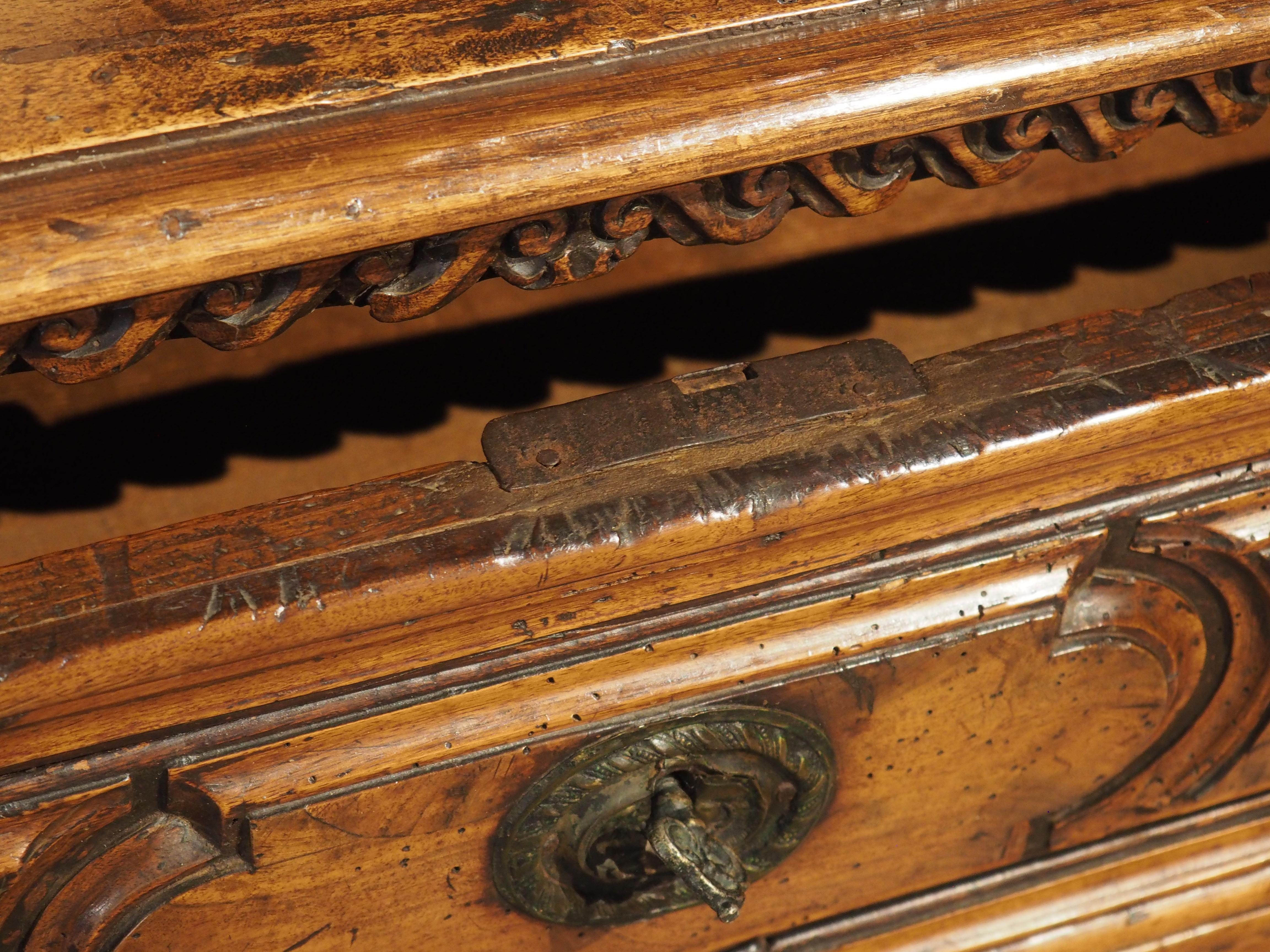 17th Century Walnut and Burl Walnut Commode from Tuscany, Italy 9