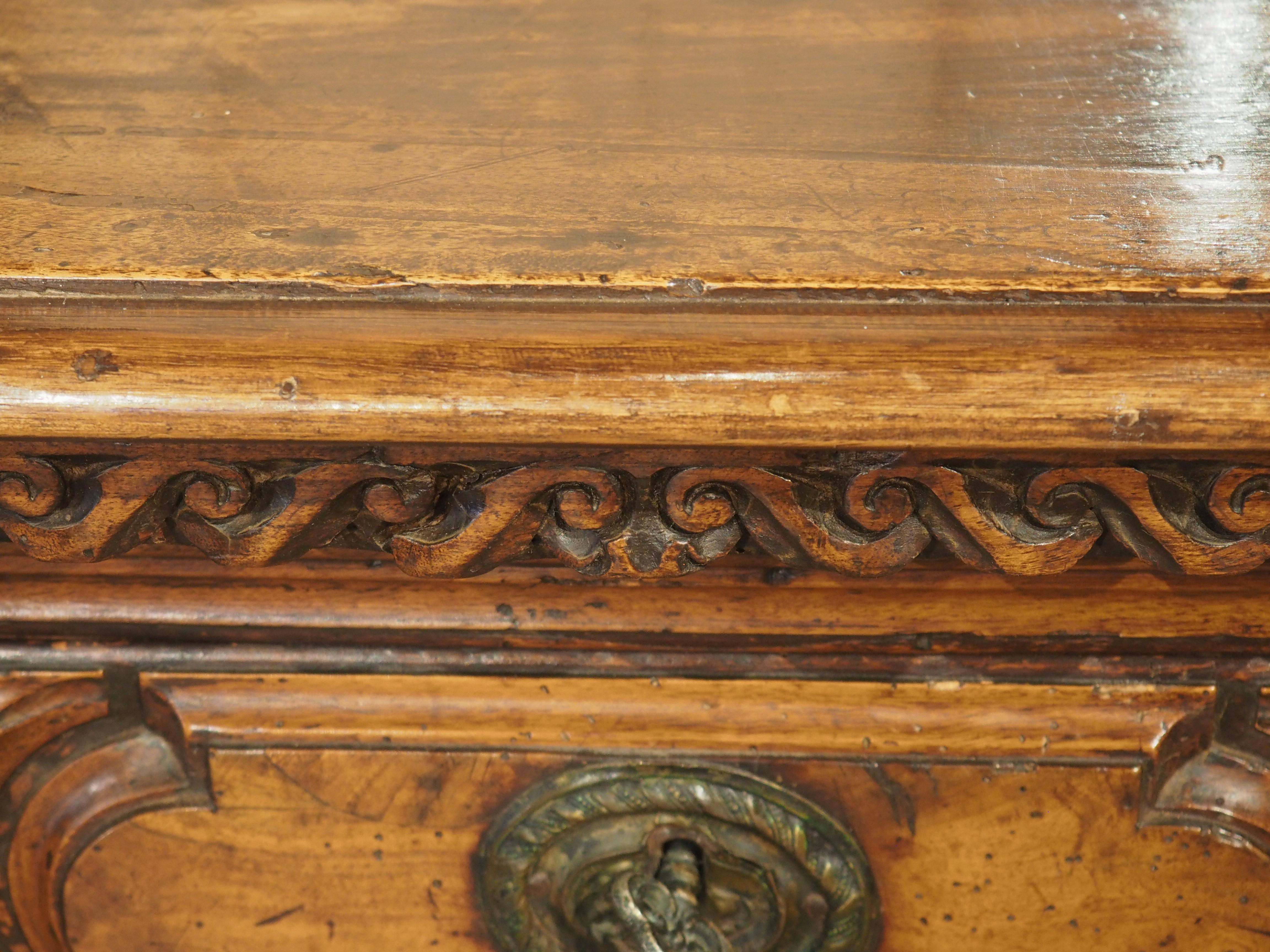 17th Century Walnut and Burl Walnut Commode from Tuscany, Italy 2