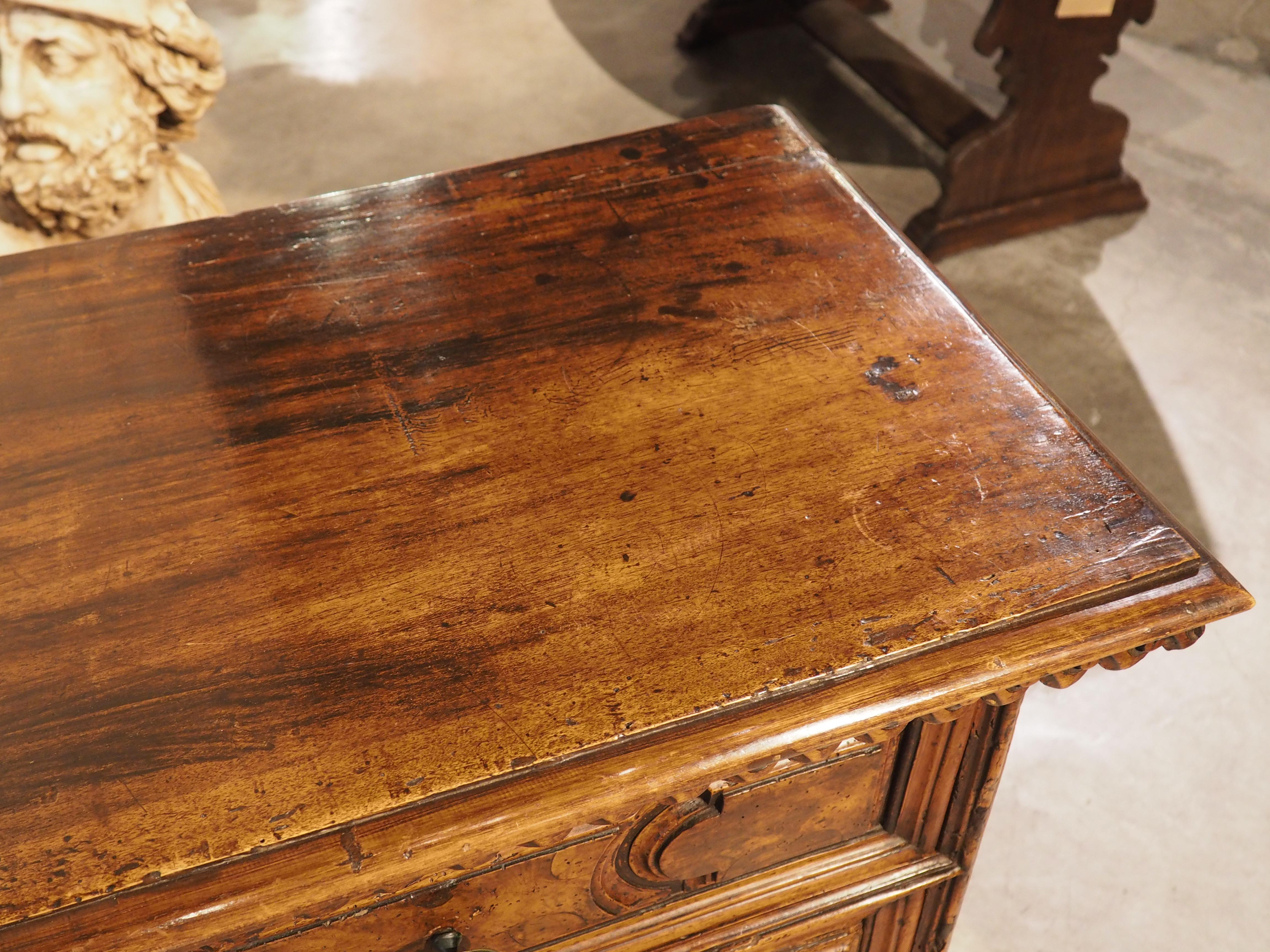 17th Century Walnut and Burl Walnut Commode from Tuscany, Italy 3