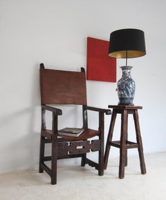 Poltrona in noce e pelle del XVII secolo