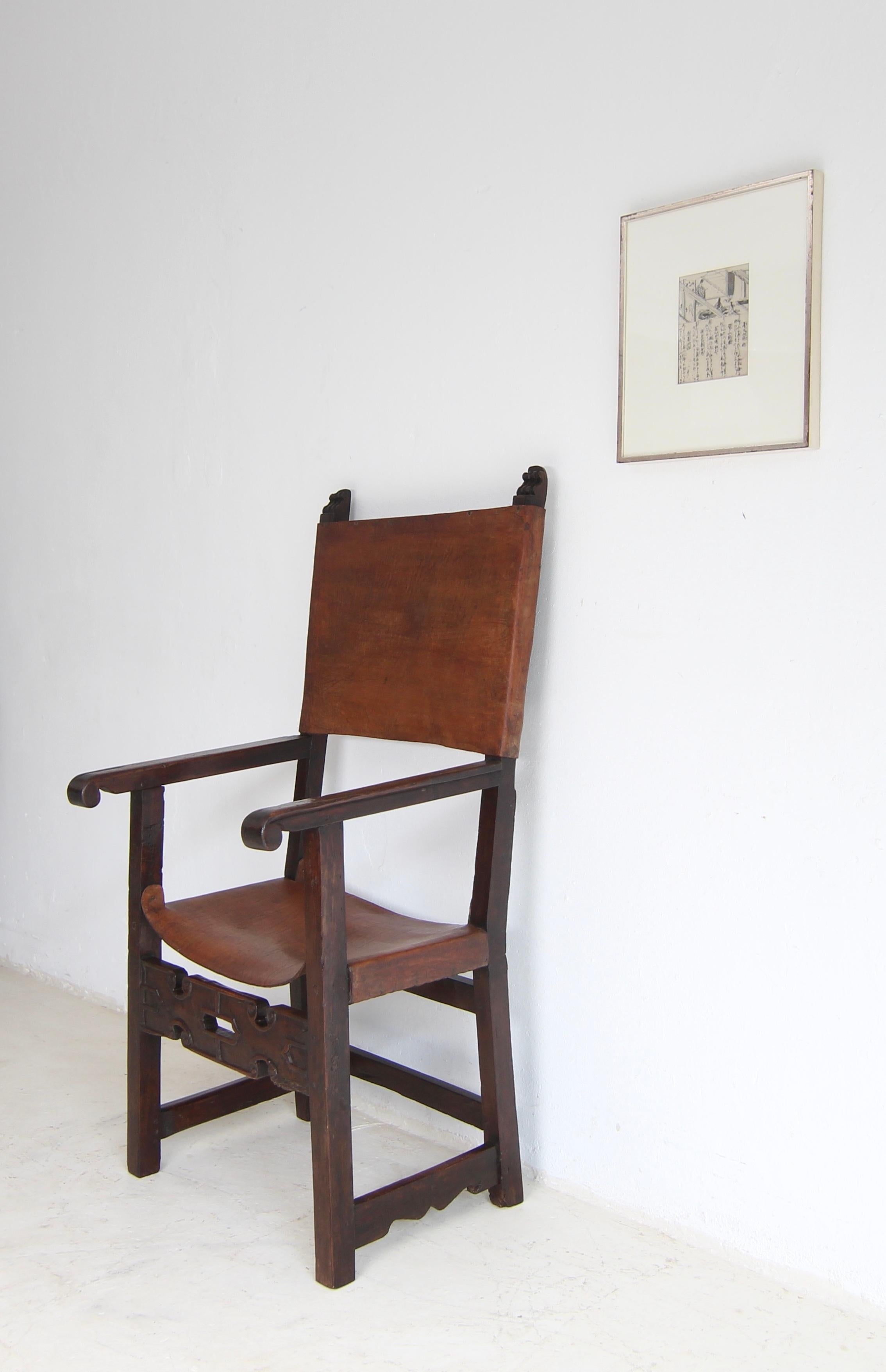 17th Century Walnut and Leather Armchair In Good Condition For Sale In Dusseldorf, DE