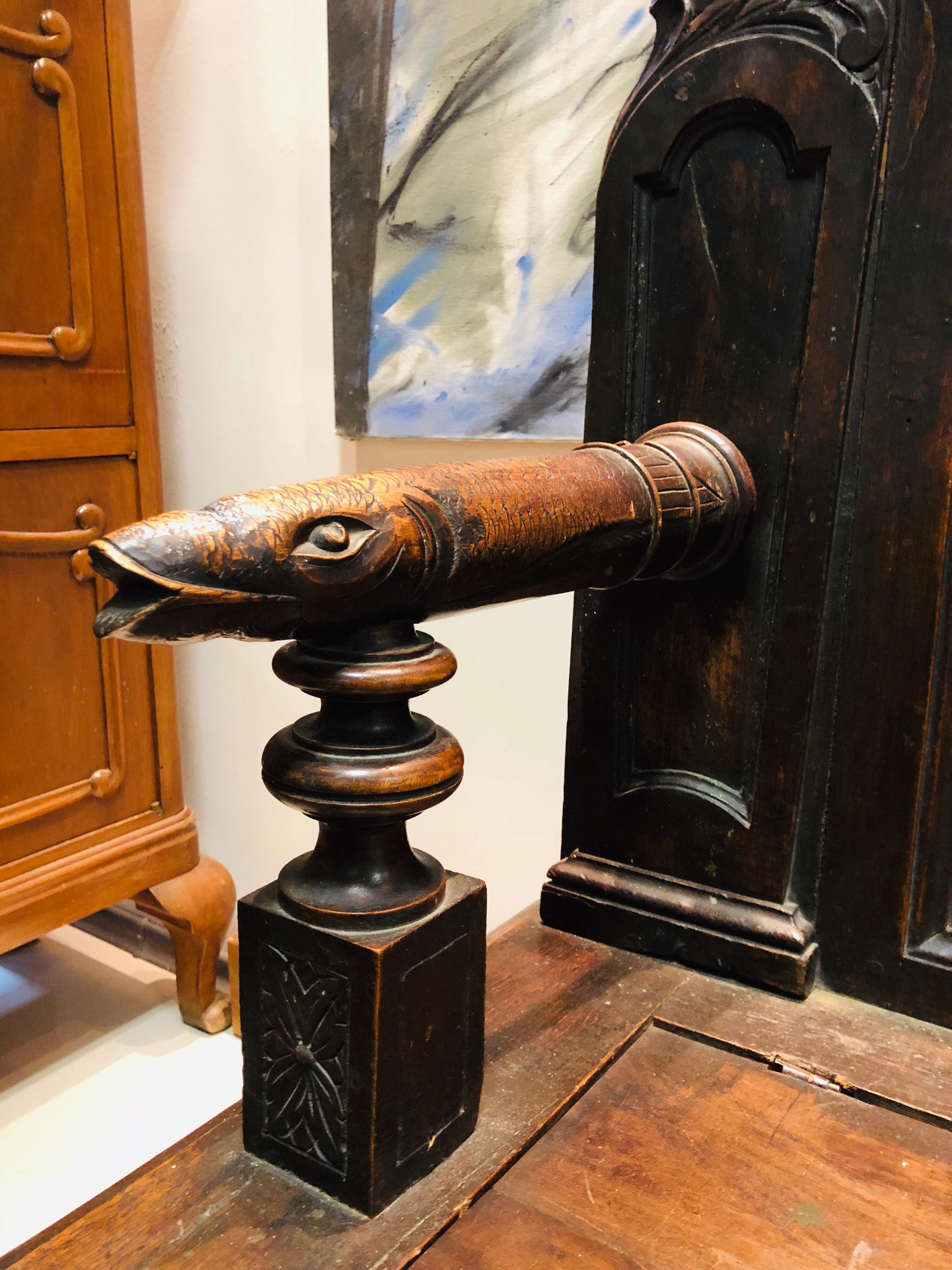 Coffre de banc du 17ème siècle sculpté à la main avec caractères, poissons et feuilles en vente 3