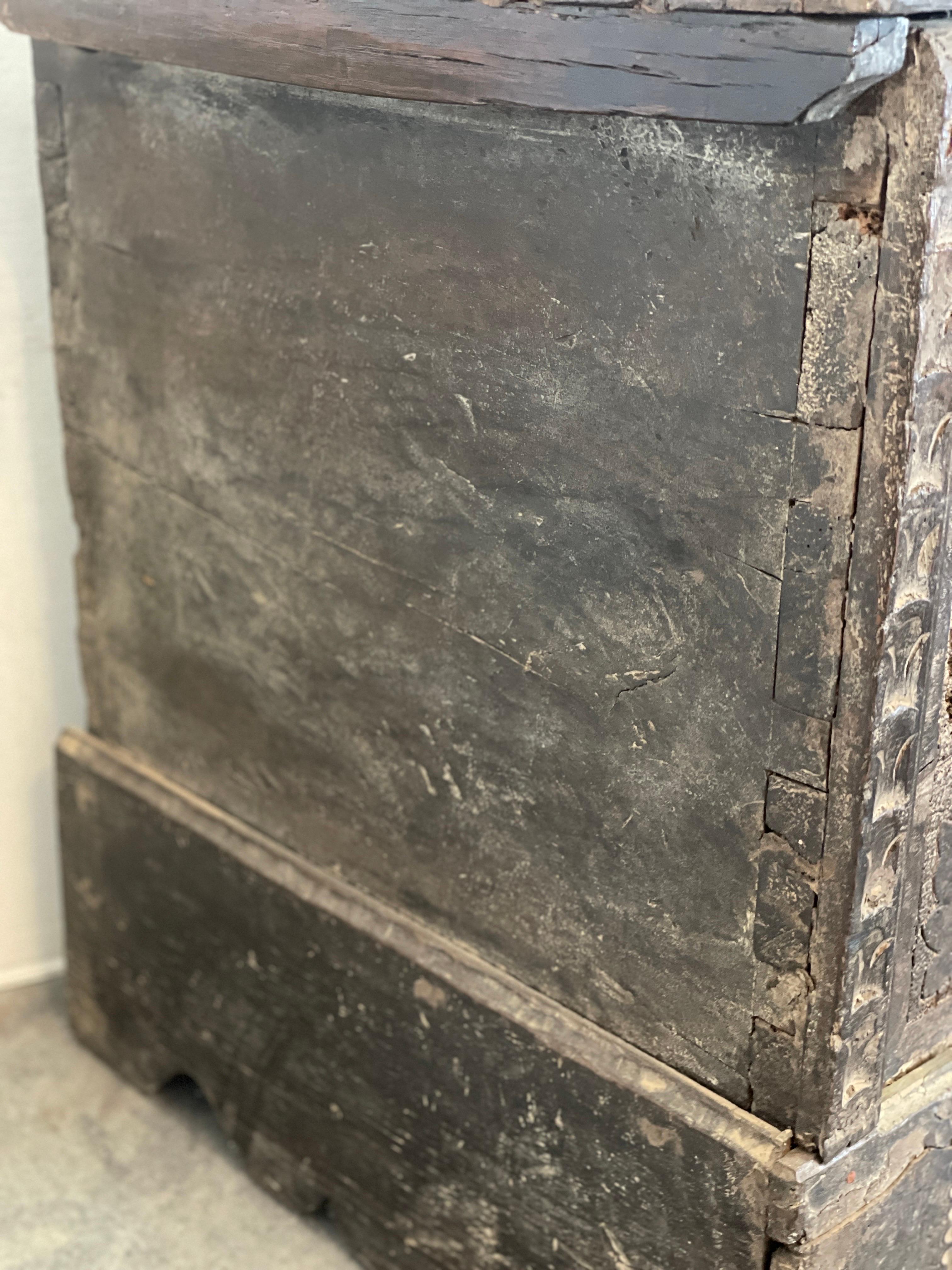 17th Century Walnut Carved Trunk From Spain For Sale 4