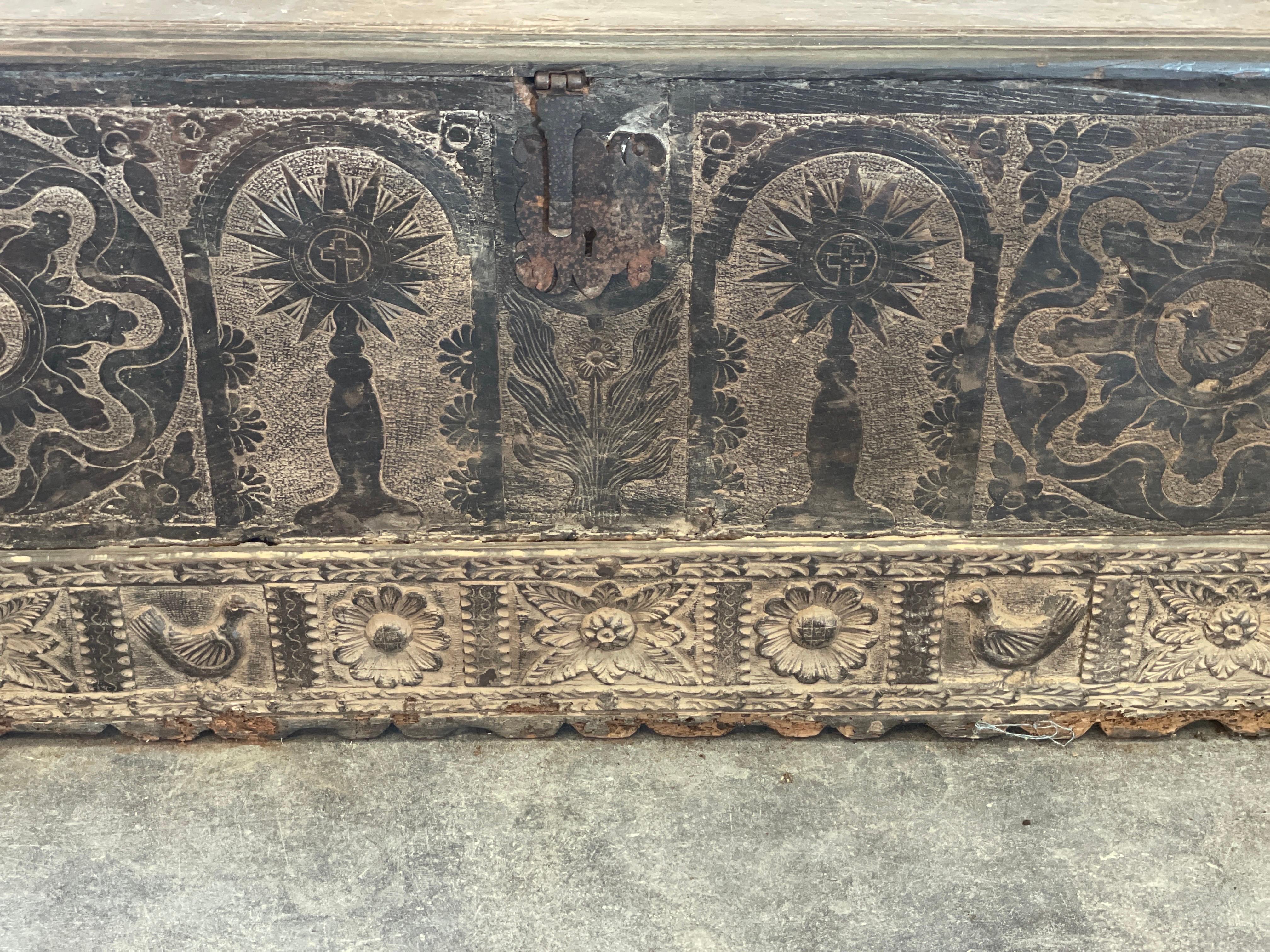 17. Jahrhundert Nussbaum geschnitzt Koffer aus Spanien im Angebot 7