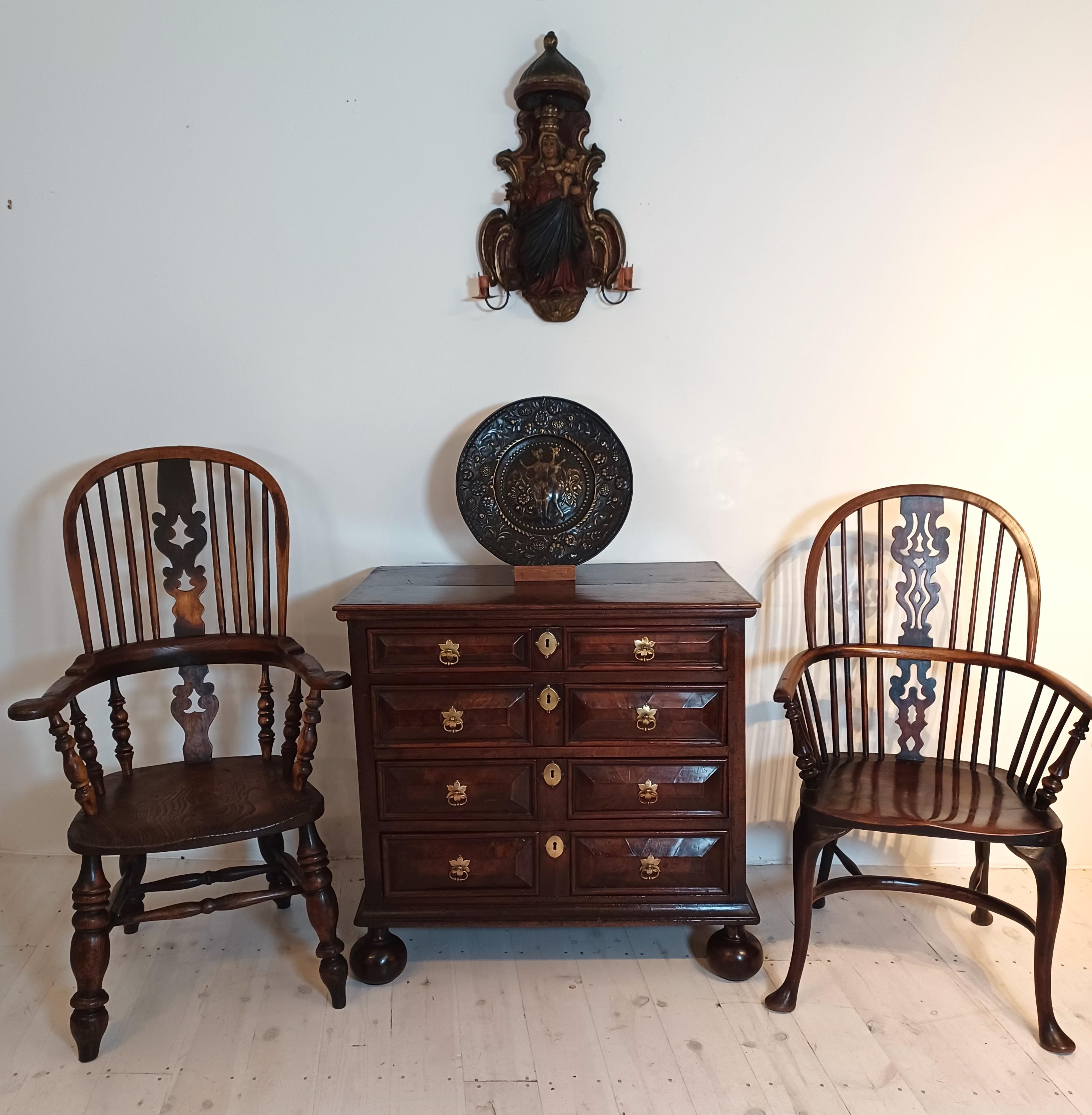 17th century walnut chest of drawers For Sale 4