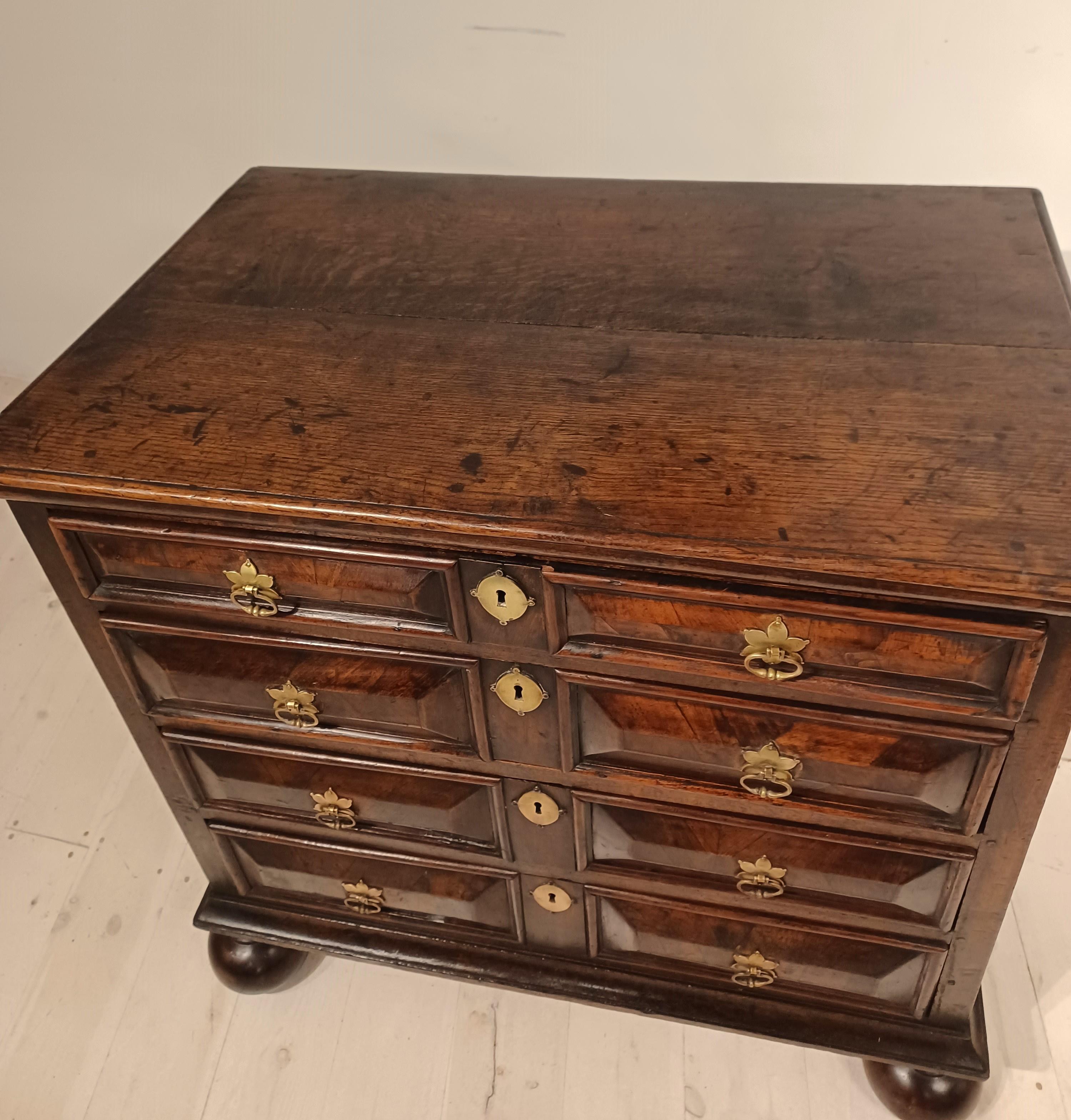 17th century walnut chest of drawers For Sale 5