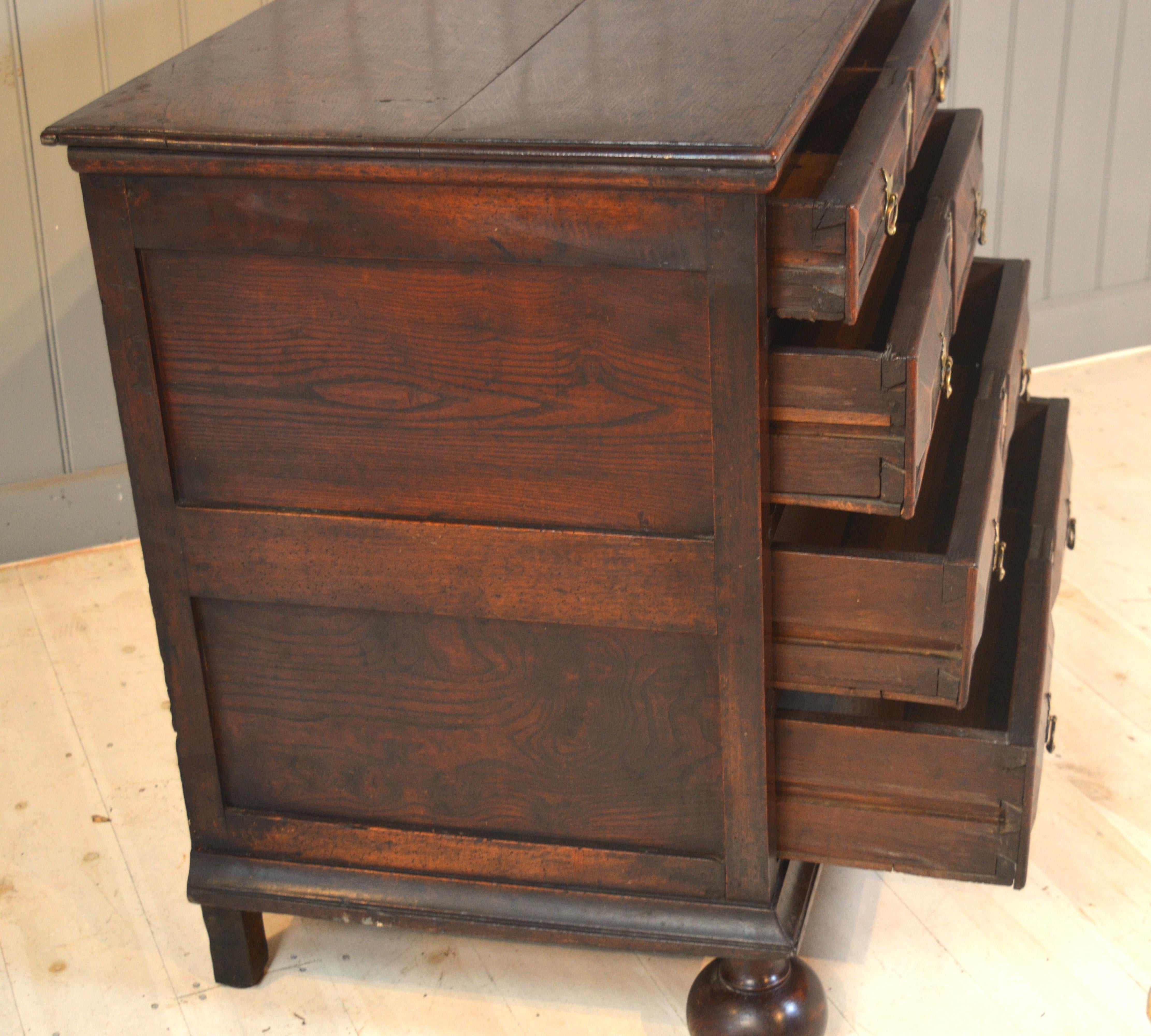 17th century walnut chest of drawers For Sale 1