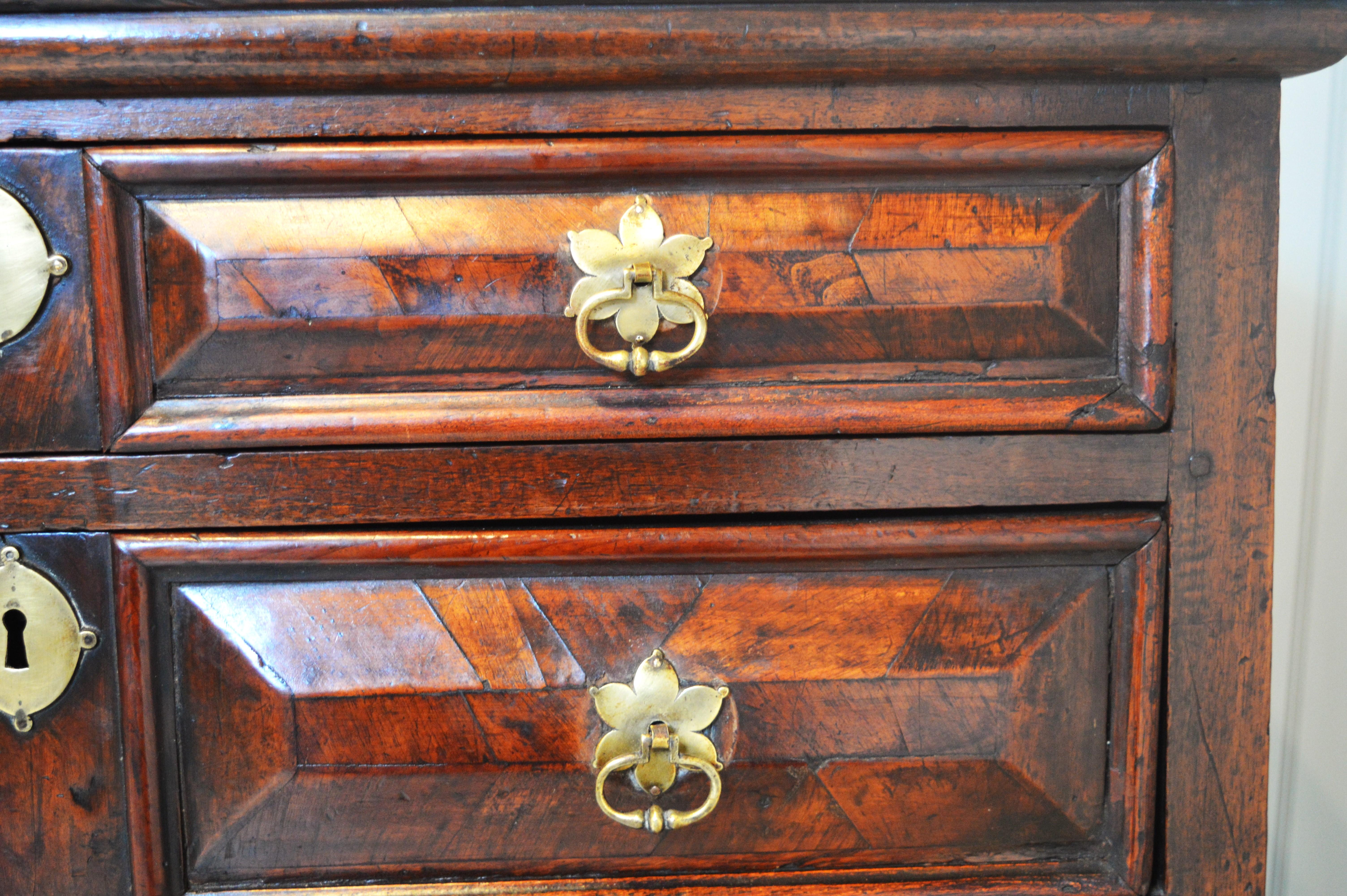 17th century walnut chest of drawers For Sale 2