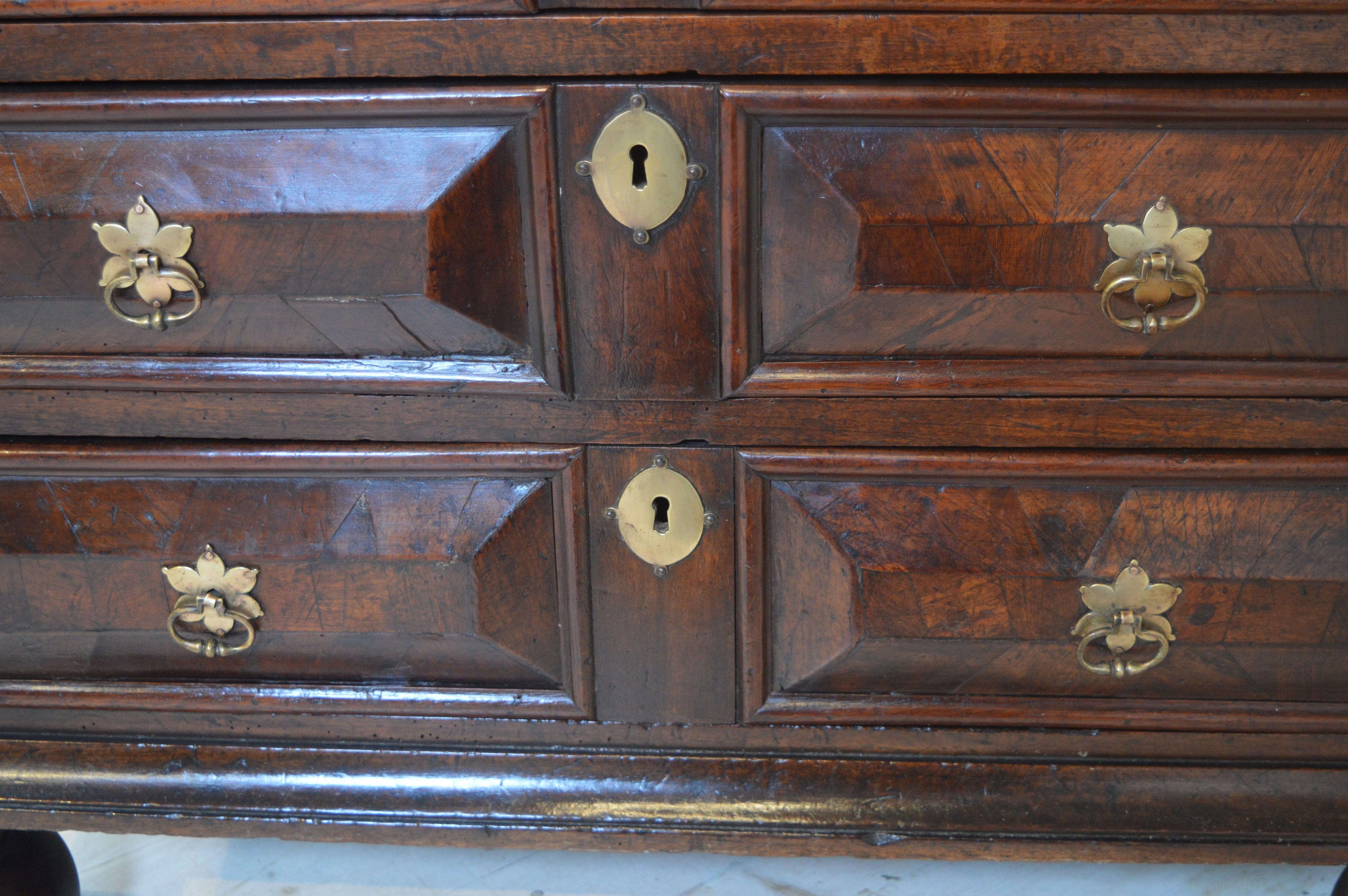 17th century walnut chest of drawers For Sale 3