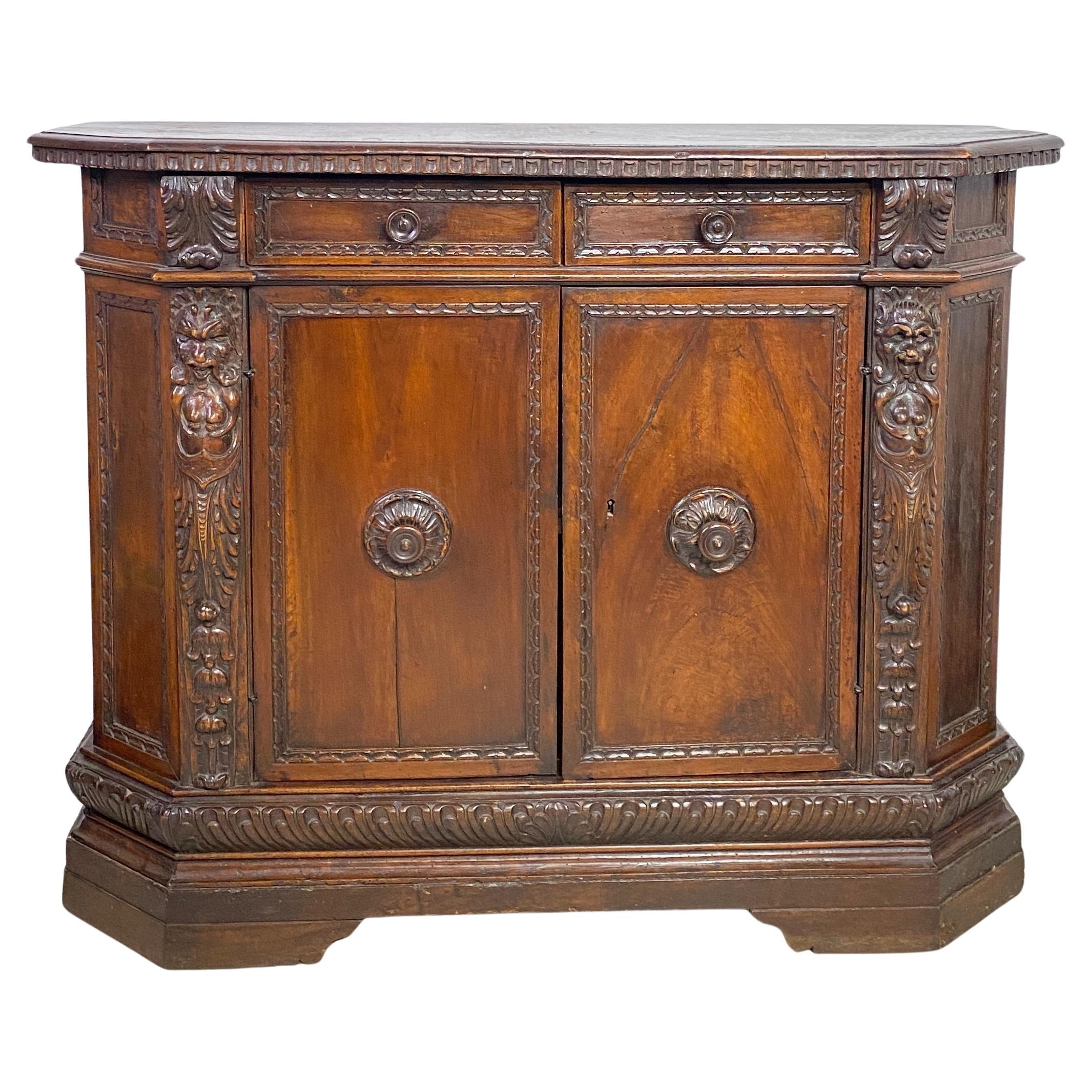 Credenza renacentista italiana de nogal del siglo XVII