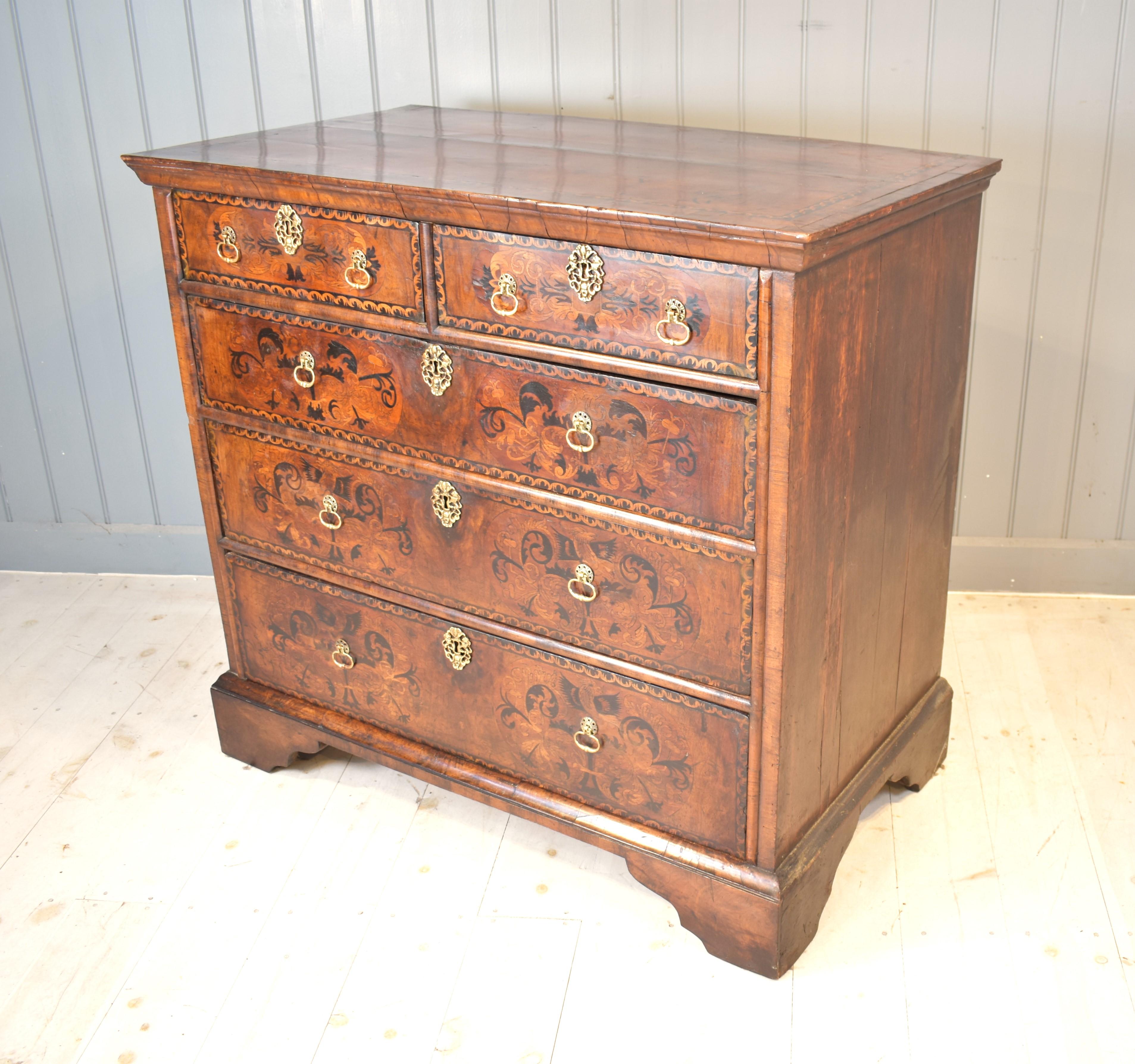 17th century walnut marquetry William and Mary  chest of drawers For Sale 5