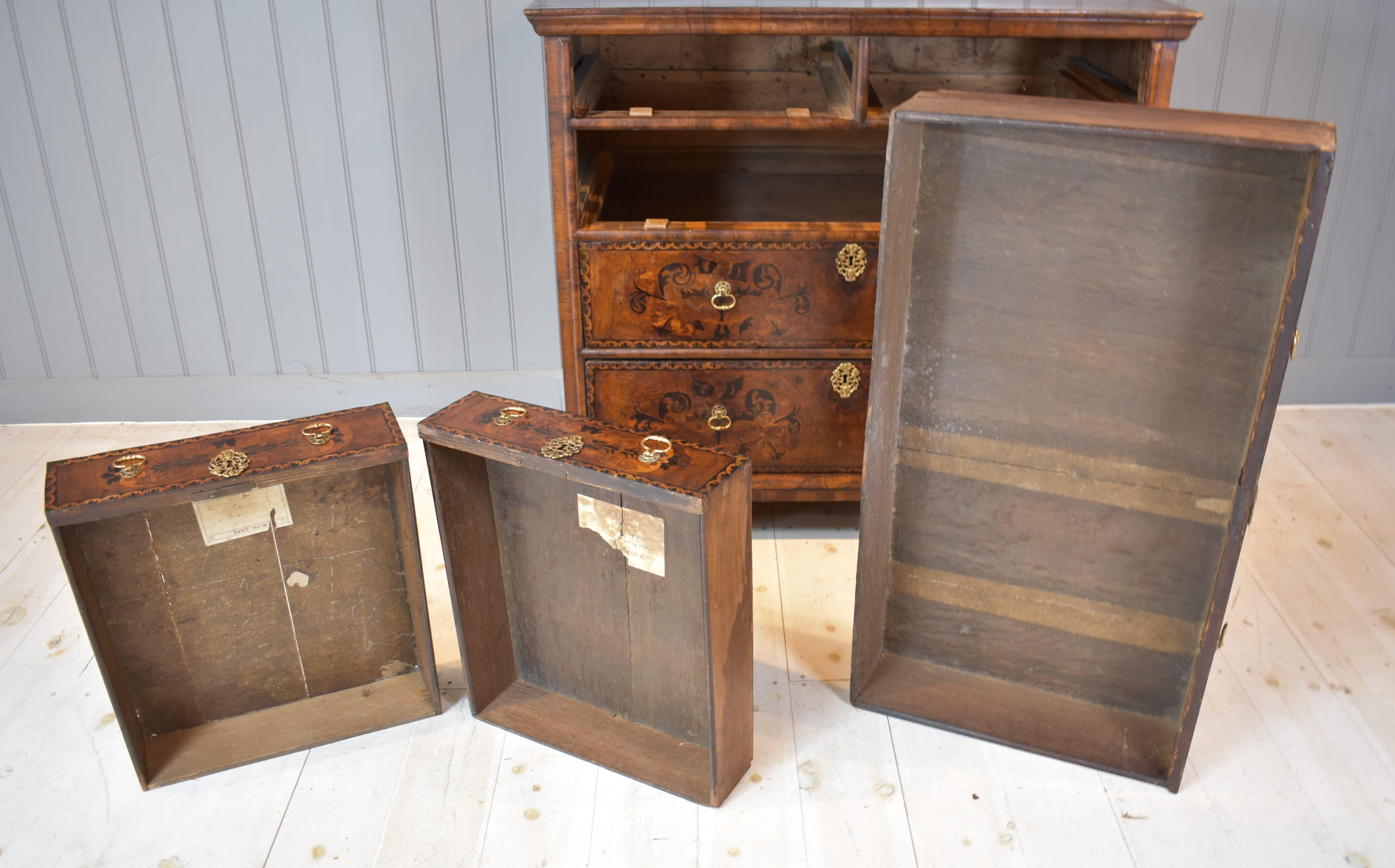 17th century walnut marquetry William and Mary  chest of drawers For Sale 7
