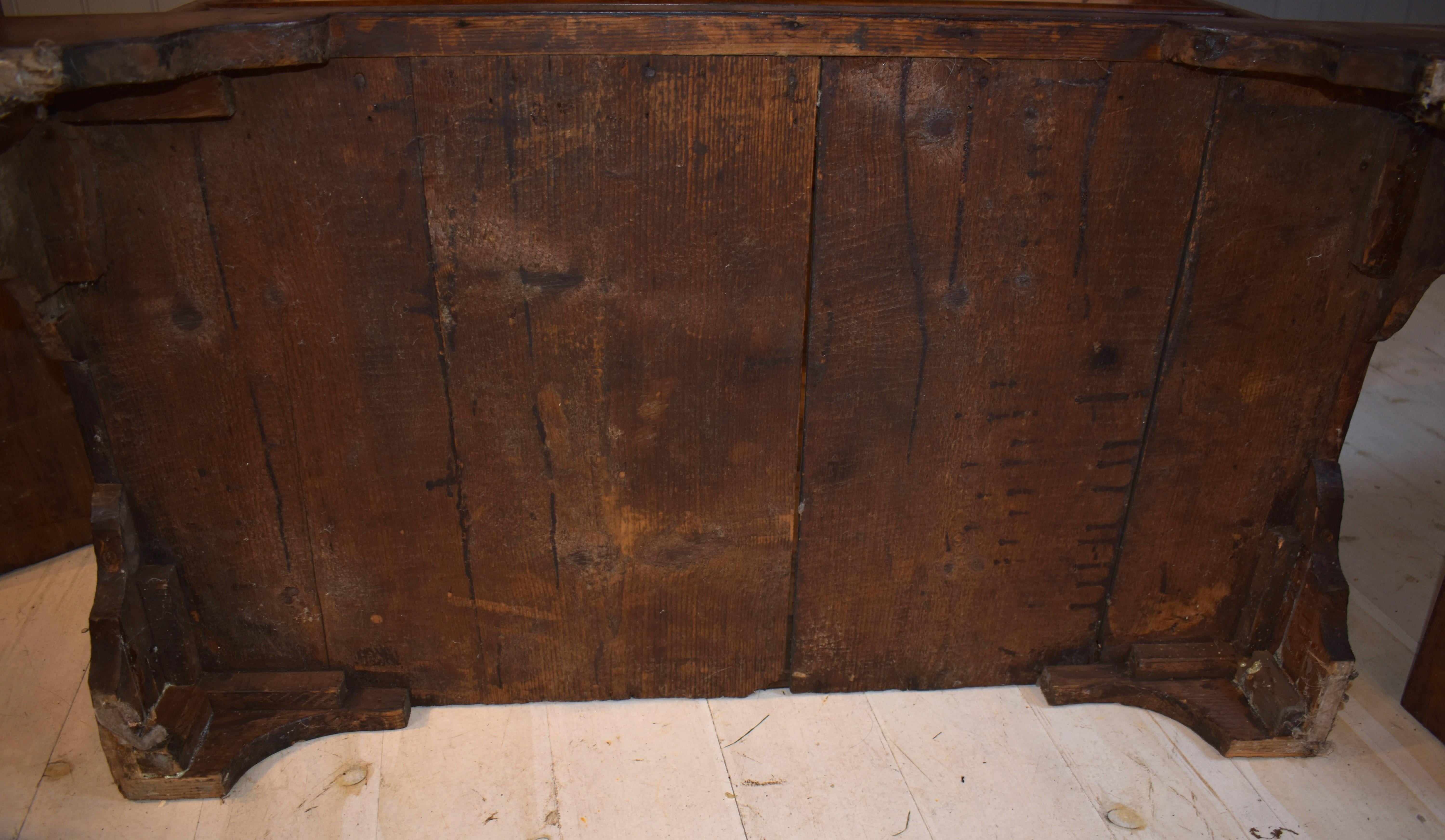 17th century walnut marquetry William and Mary  chest of drawers For Sale 9