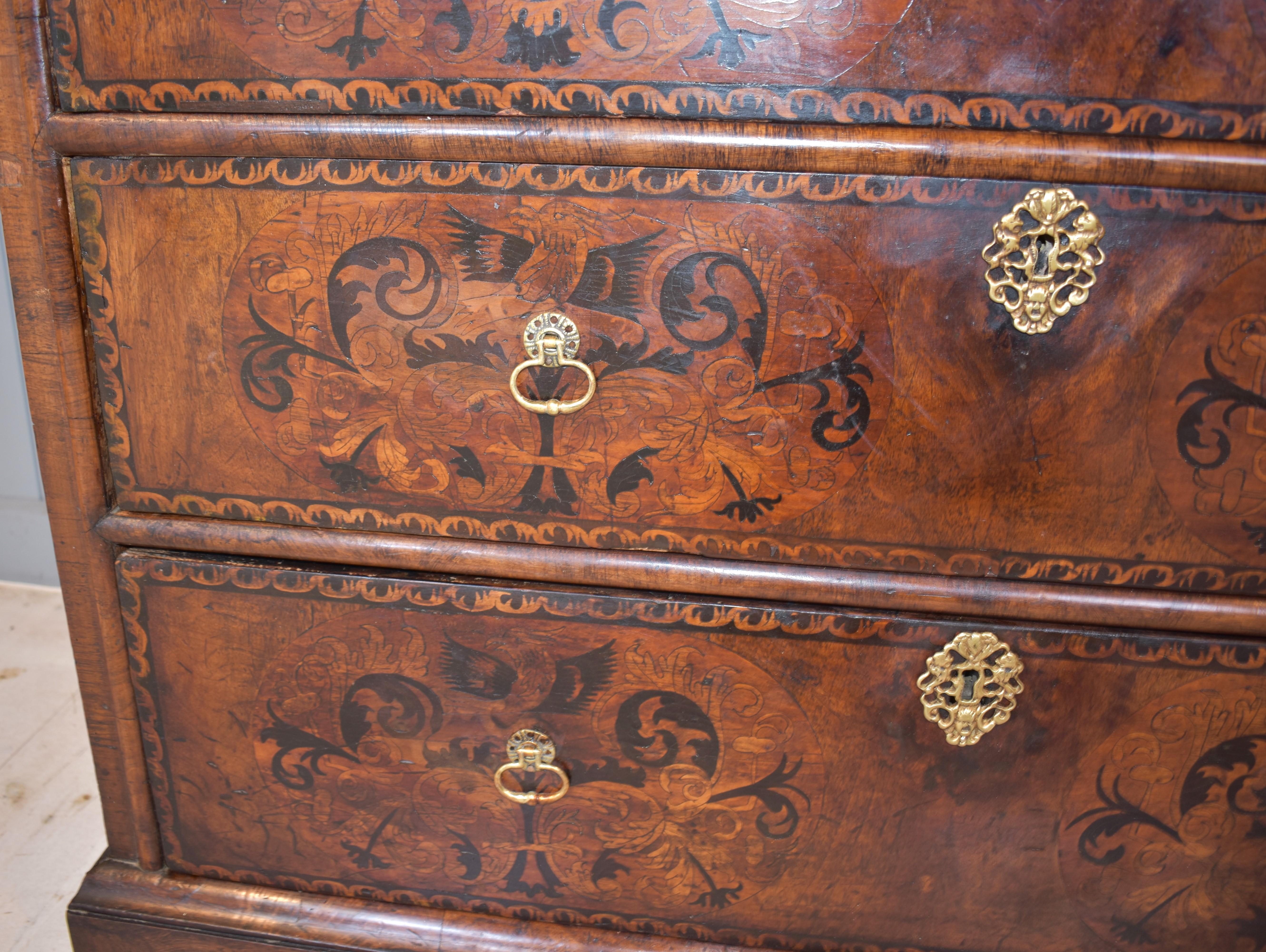 English 17th century walnut marquetry William and Mary  chest of drawers For Sale