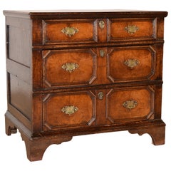 Commode à panneaux en noyer du XVIIe siècle