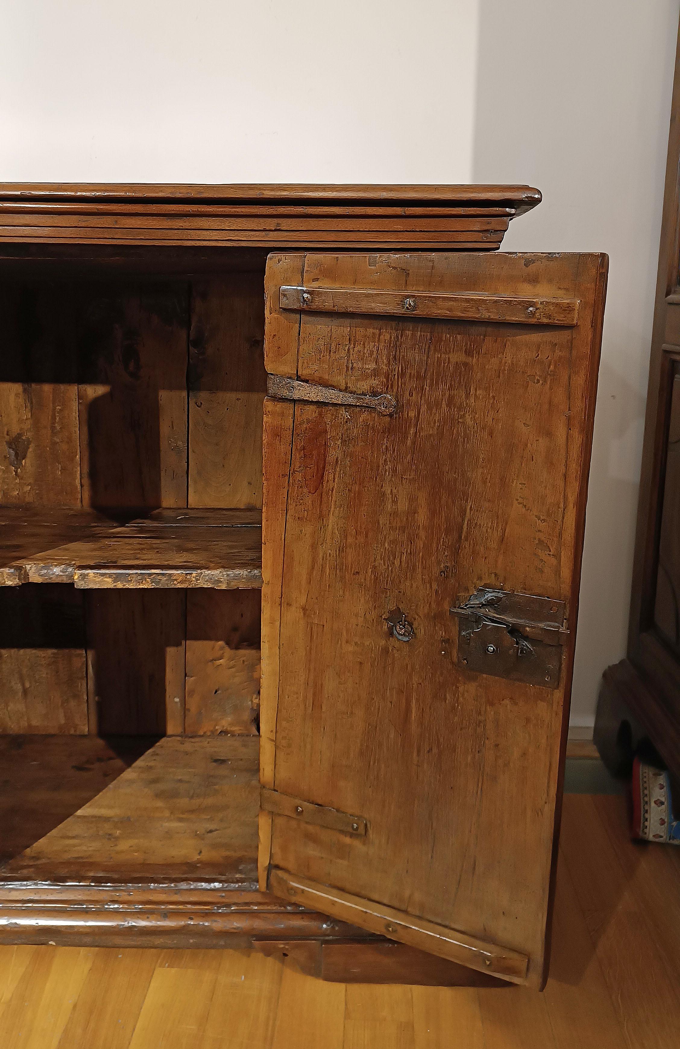 17th CENTURY WALNUT SIDEBOARD For Sale 3