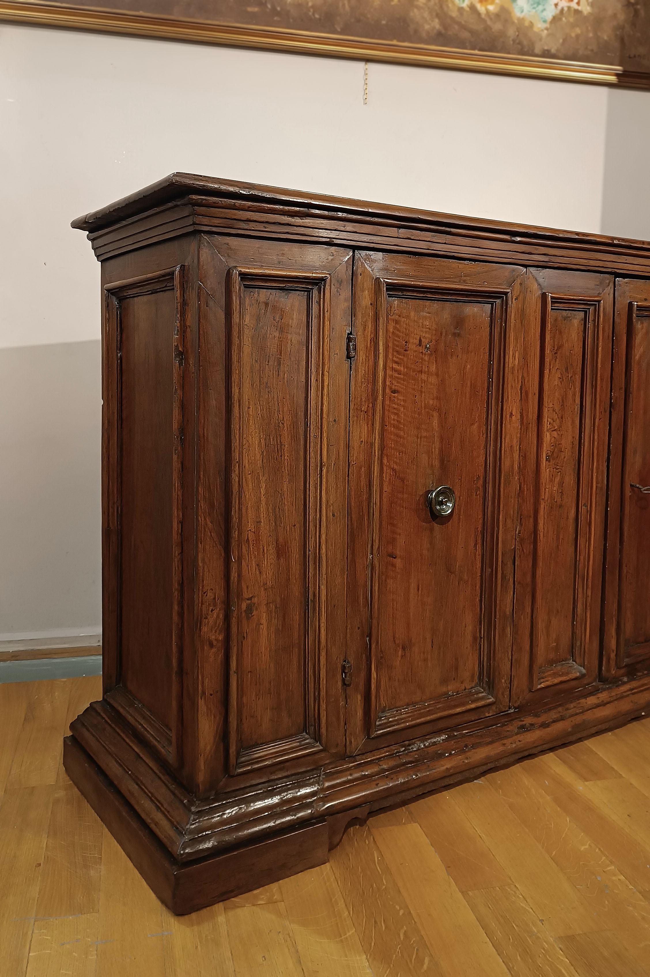 17th CENTURY WALNUT SIDEBOARD For Sale 5