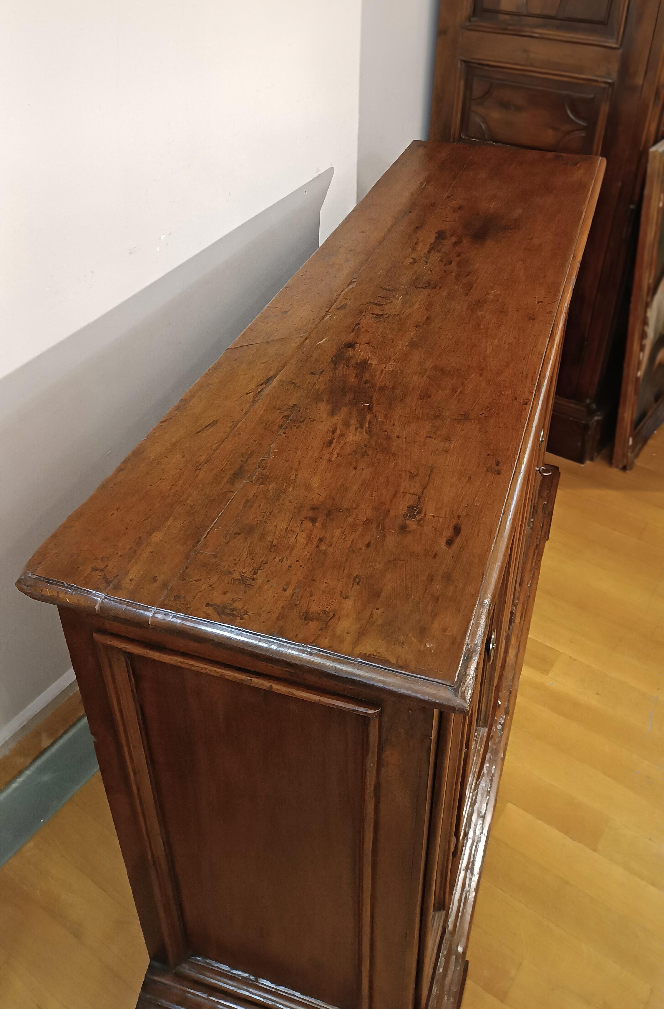17th CENTURY WALNUT SIDEBOARD In Good Condition For Sale In Firenze, FI