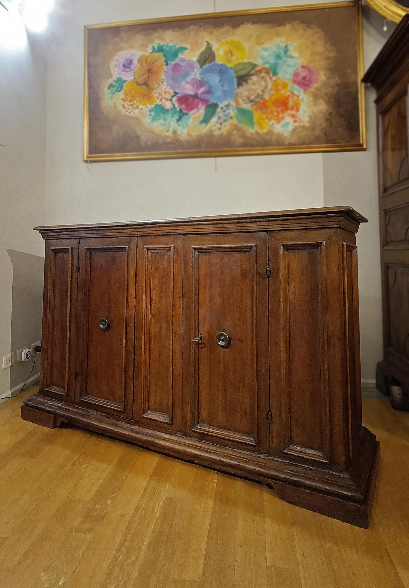 17th CENTURY WALNUT SIDEBOARD For Sale 1