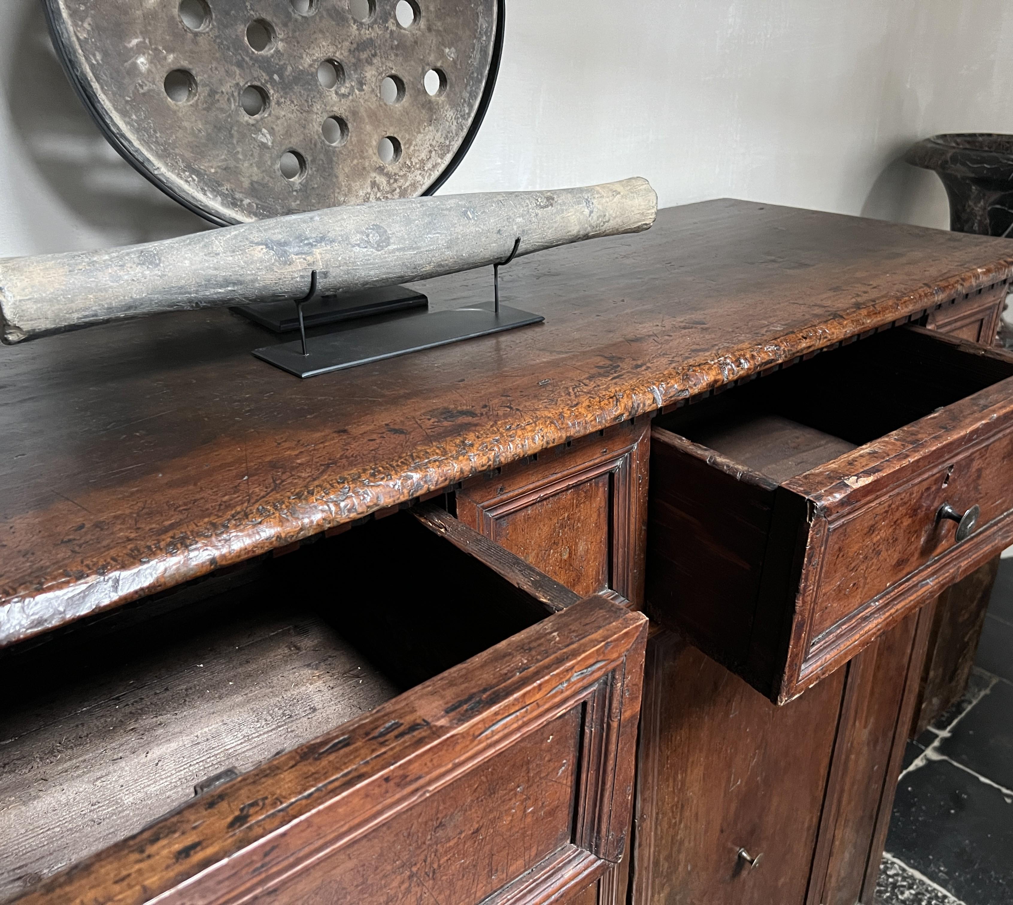 Buffet toscano in noce del XVII secolo in vendita 8