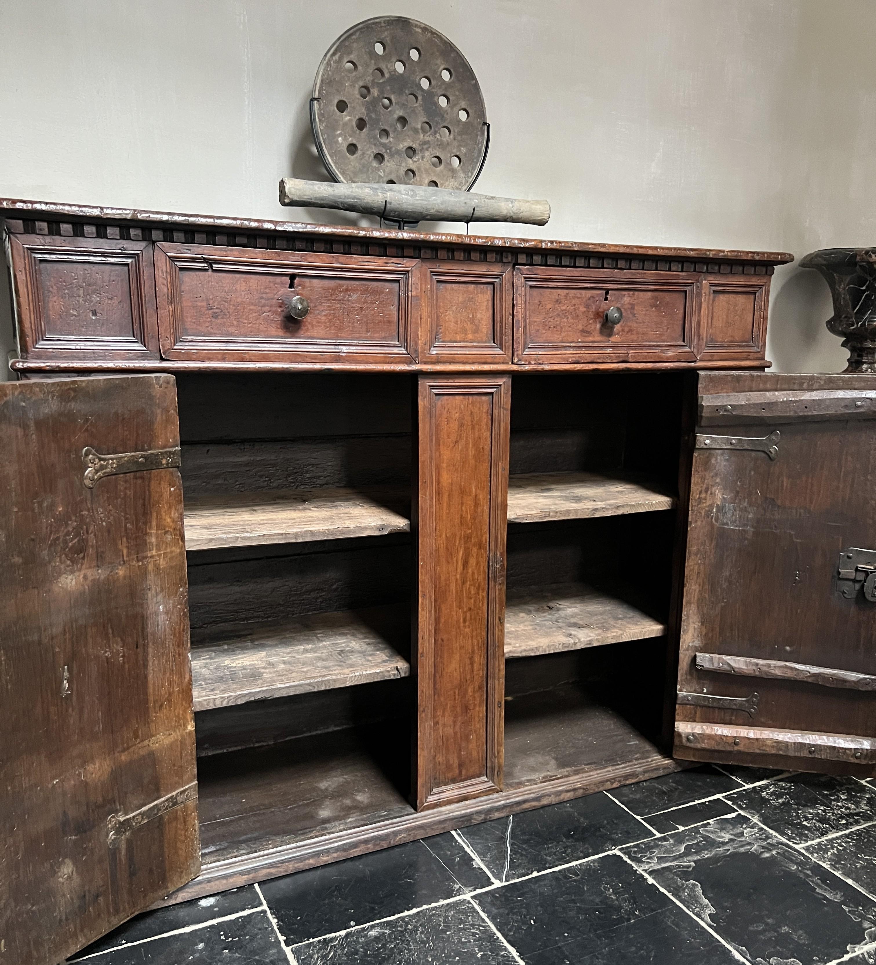 Buffet toscano in noce del XVII secolo in vendita 9