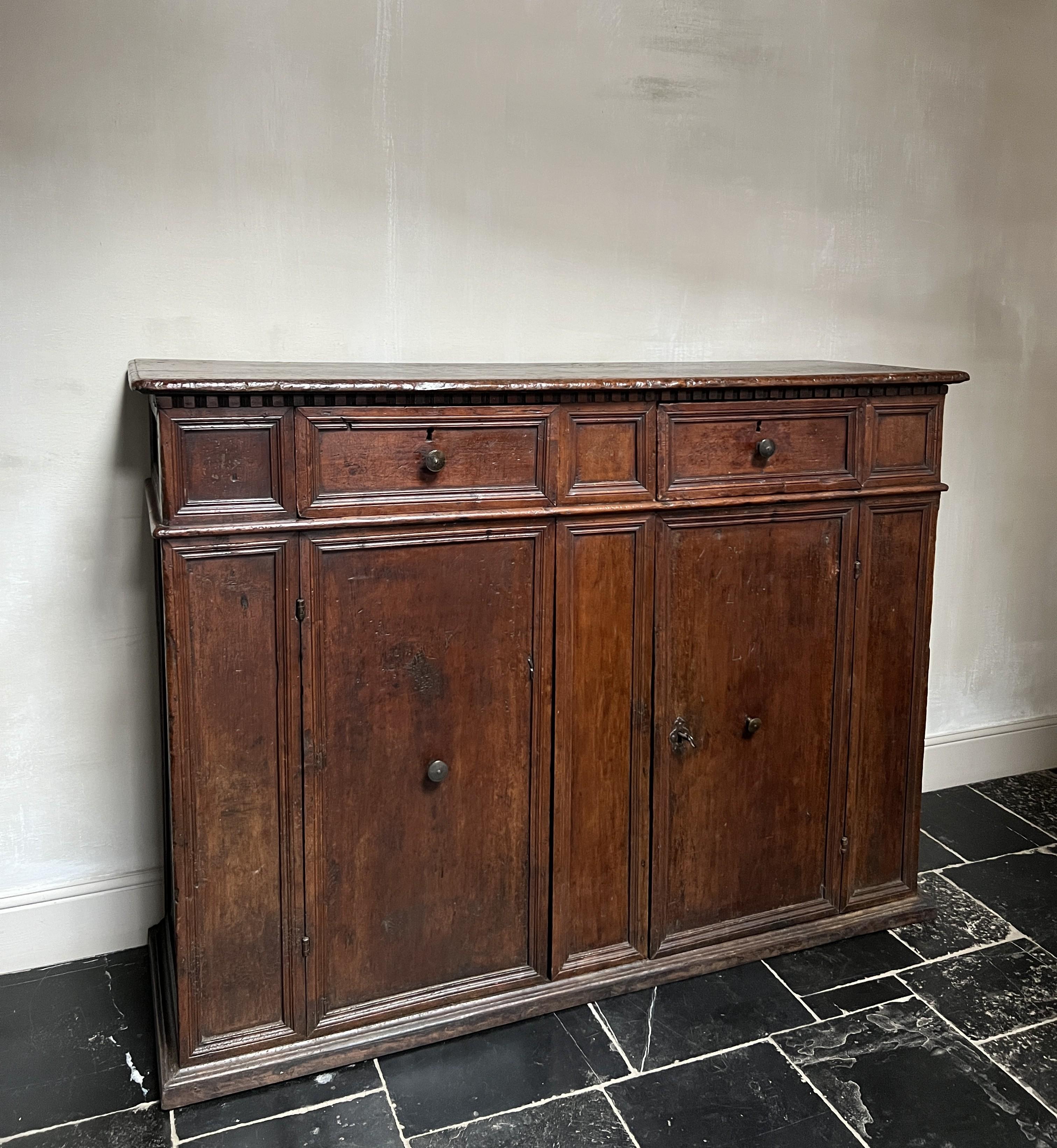 Buffet toscano in noce del XVII secolo in vendita 12