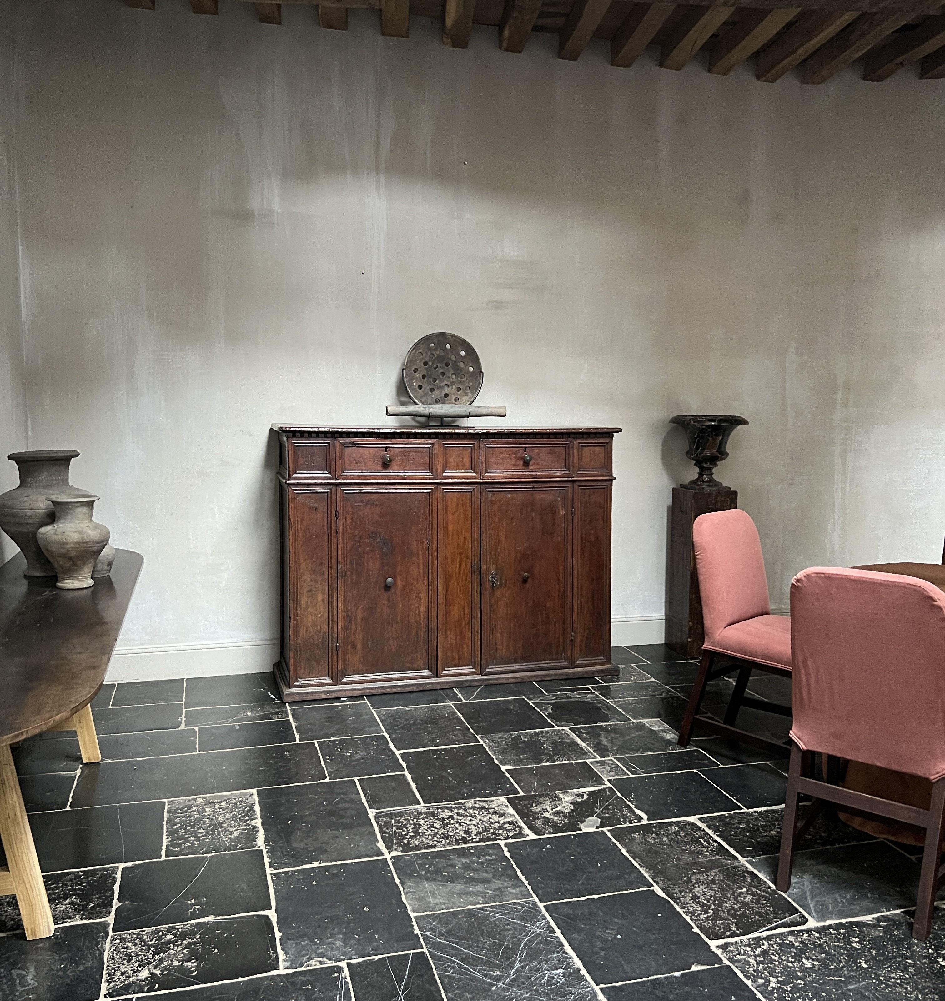 Barocco Buffet toscano in noce del XVII secolo in vendita