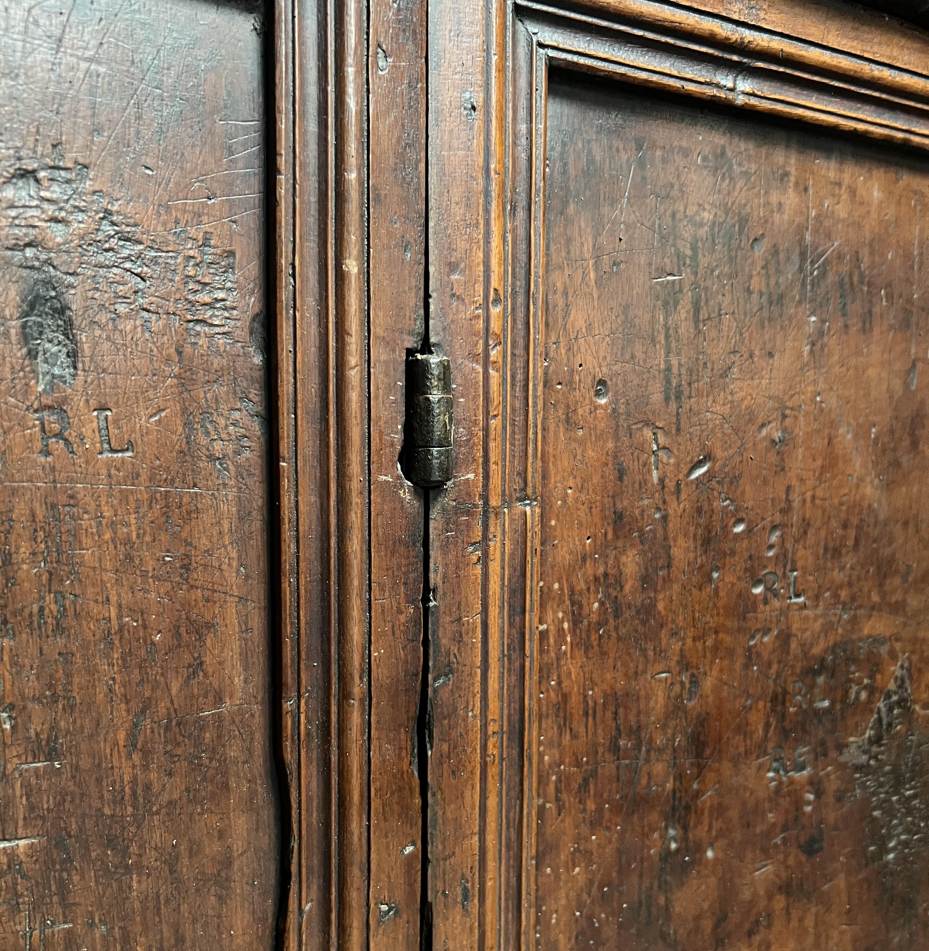 Noce Buffet toscano in noce del XVII secolo in vendita