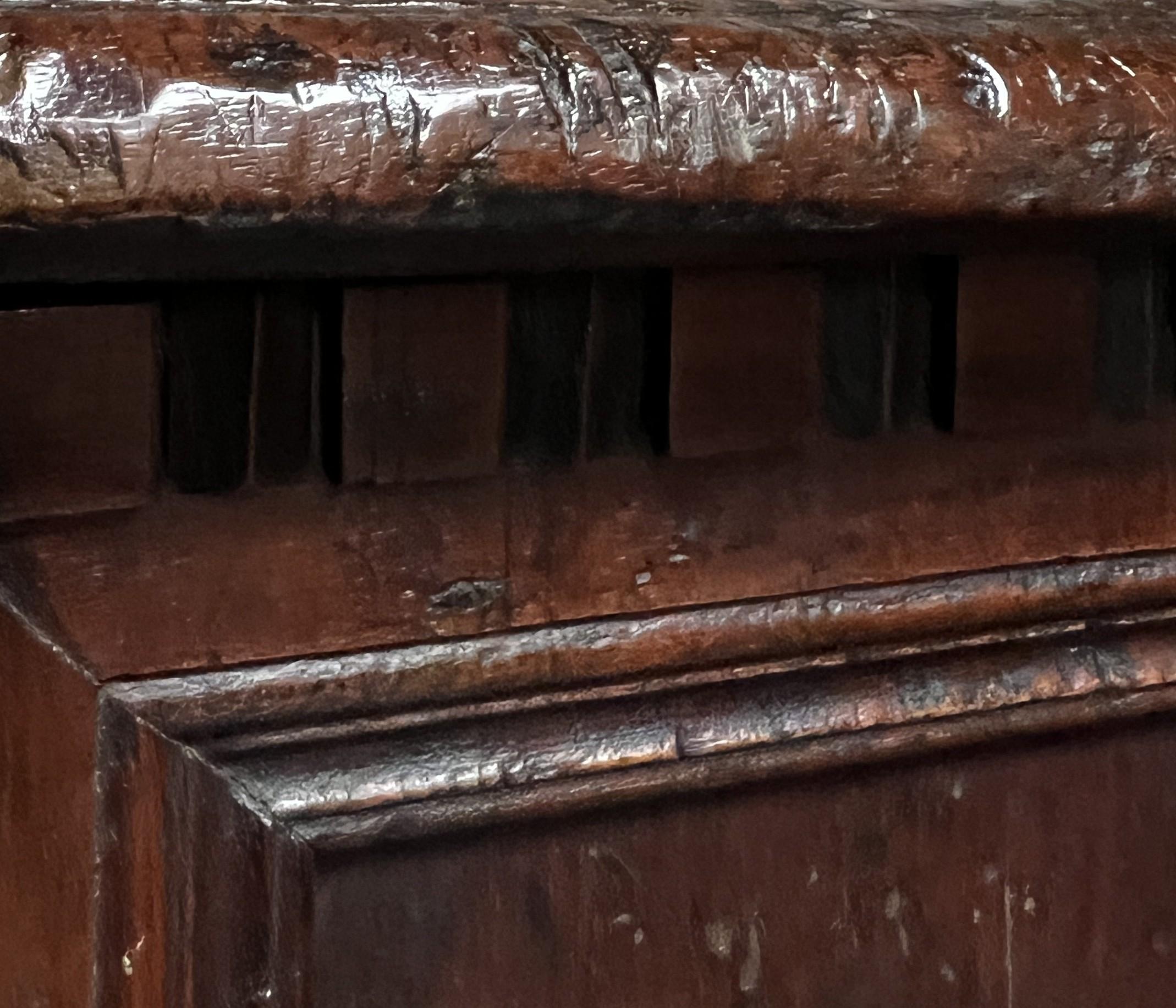 Buffet toscano in noce del XVII secolo in vendita 2
