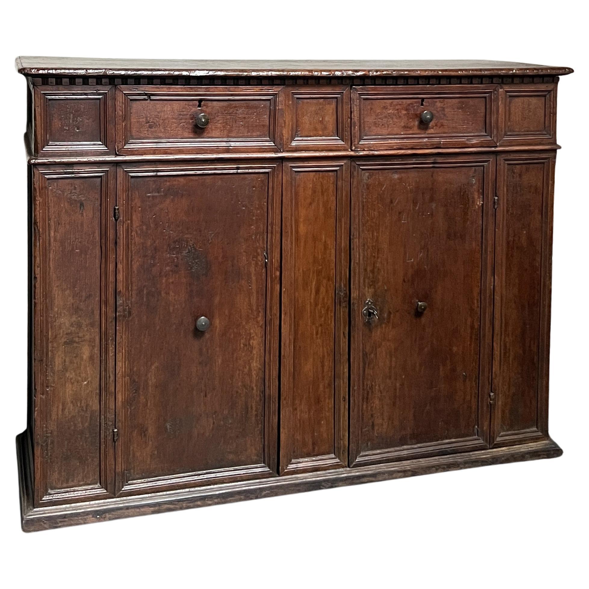 Buffet toscan en noyer du 17e siècle