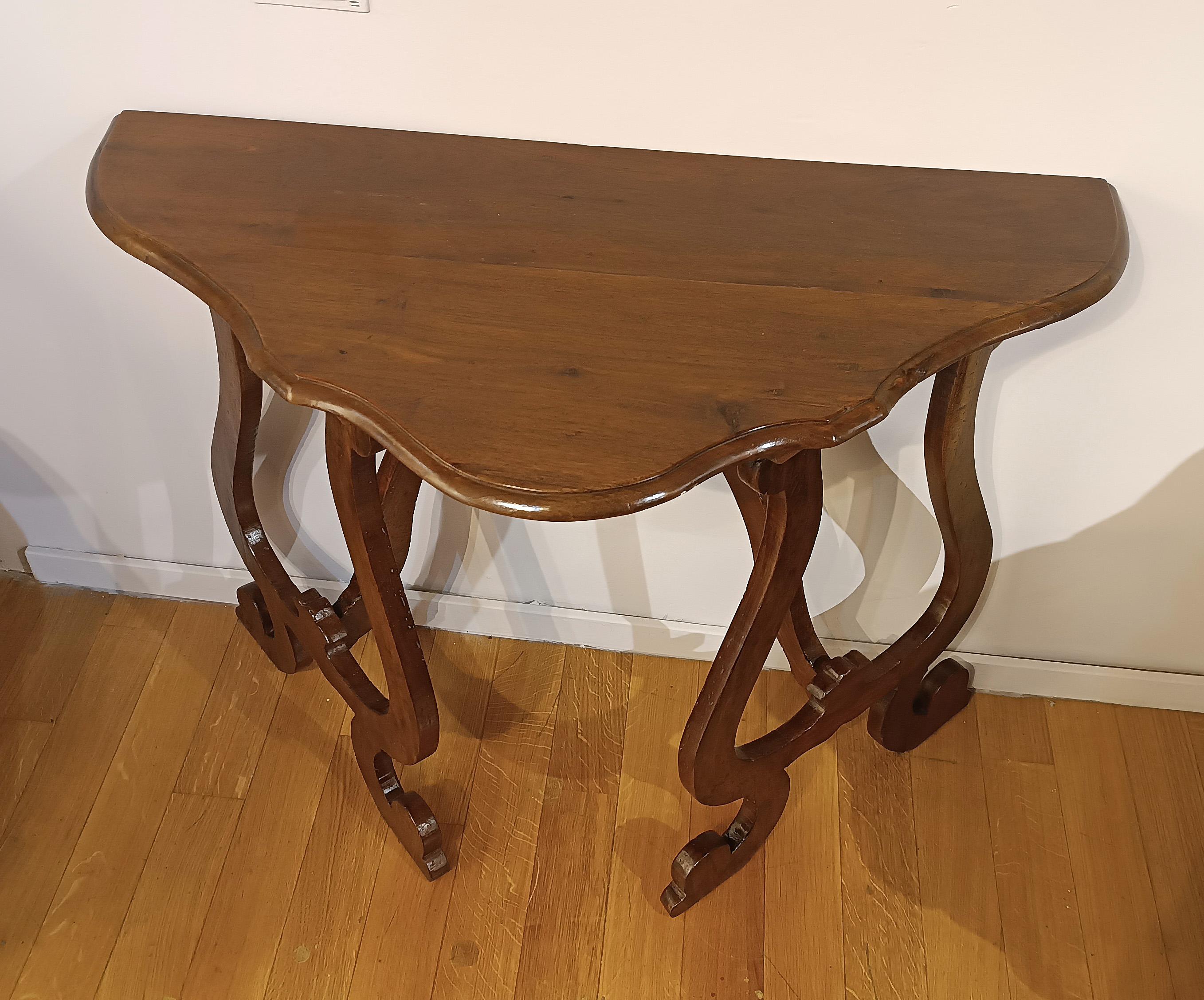 Intagliato a mano 17th CENTURY WALNUT WALL CONSOLLE in vendita
