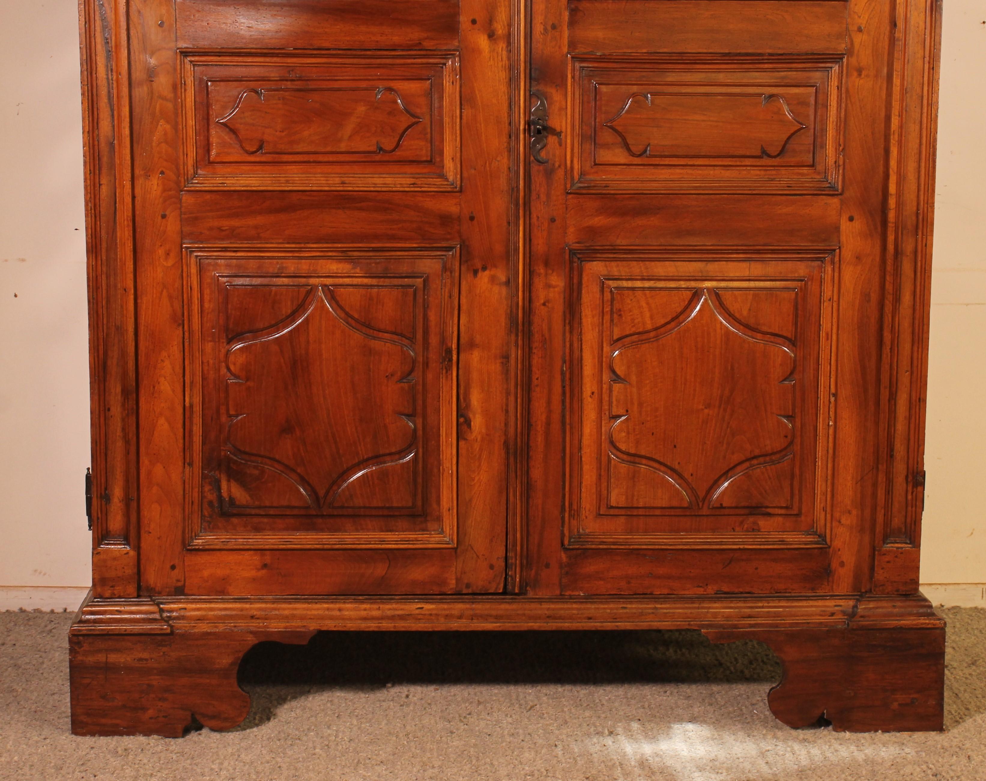 Prächtiger Schrank aus massivem Nussbaumholz aus dem 17. Jahrhundert aus Italien

Sehr schöne und seltene italienische Handwerkskunst mit einem prächtig geschnitzten Oberteil sowie Sockel. Typisch für italienische Schränke und Möbelstücke dieser