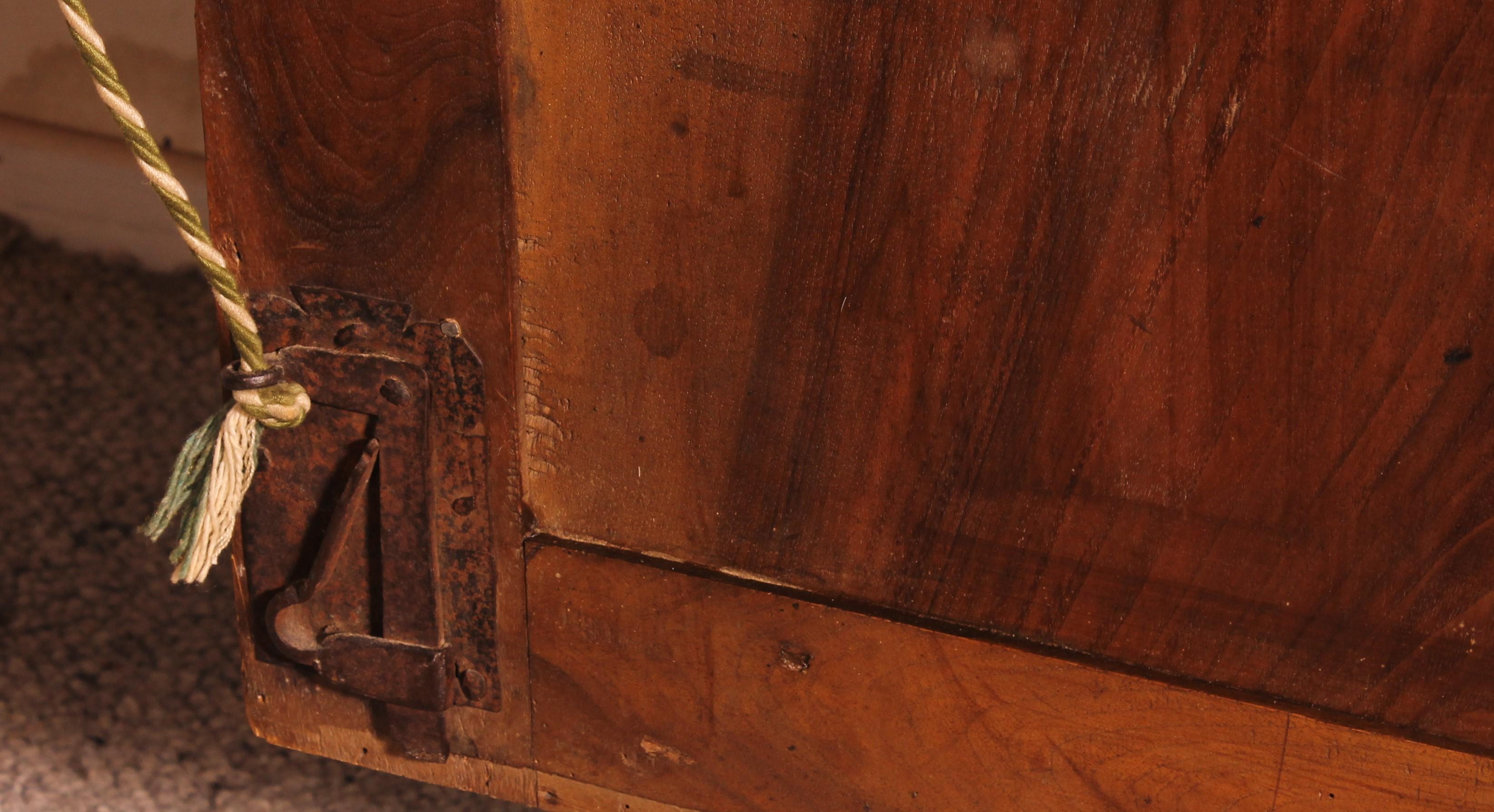 17th Century Walnut Wardrobe, Italy In Good Condition For Sale In Brussels, Brussels