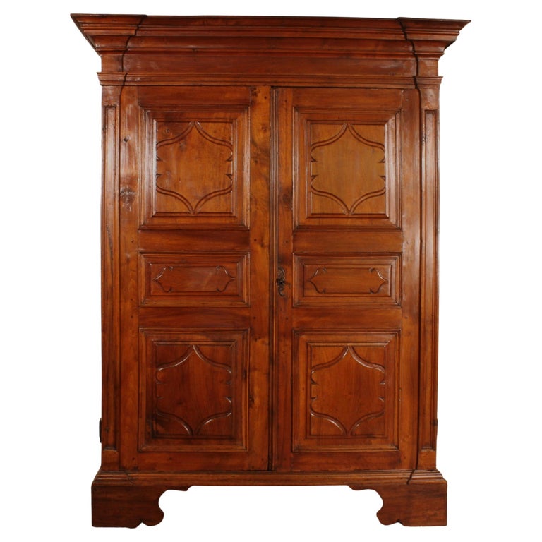 Armoire en noyer du 17ème siècle Italie En vente sur 1stDibs
