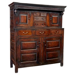 Armoire de cour en chêne sculpté du Pays de Galles du 17e siècle