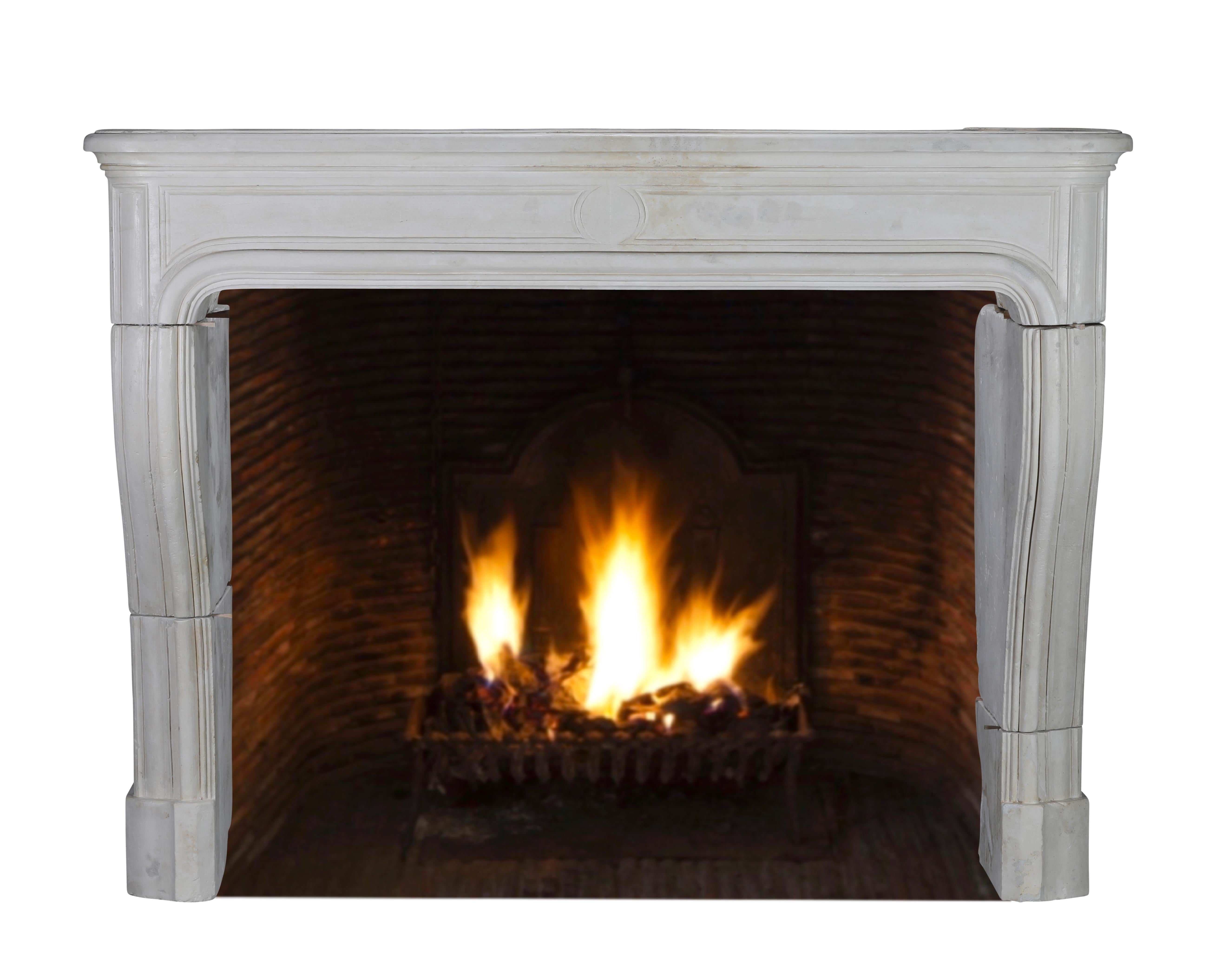 Cheminée ancienne blanche et élégante du 17ème siècle en pierre française en vente 2