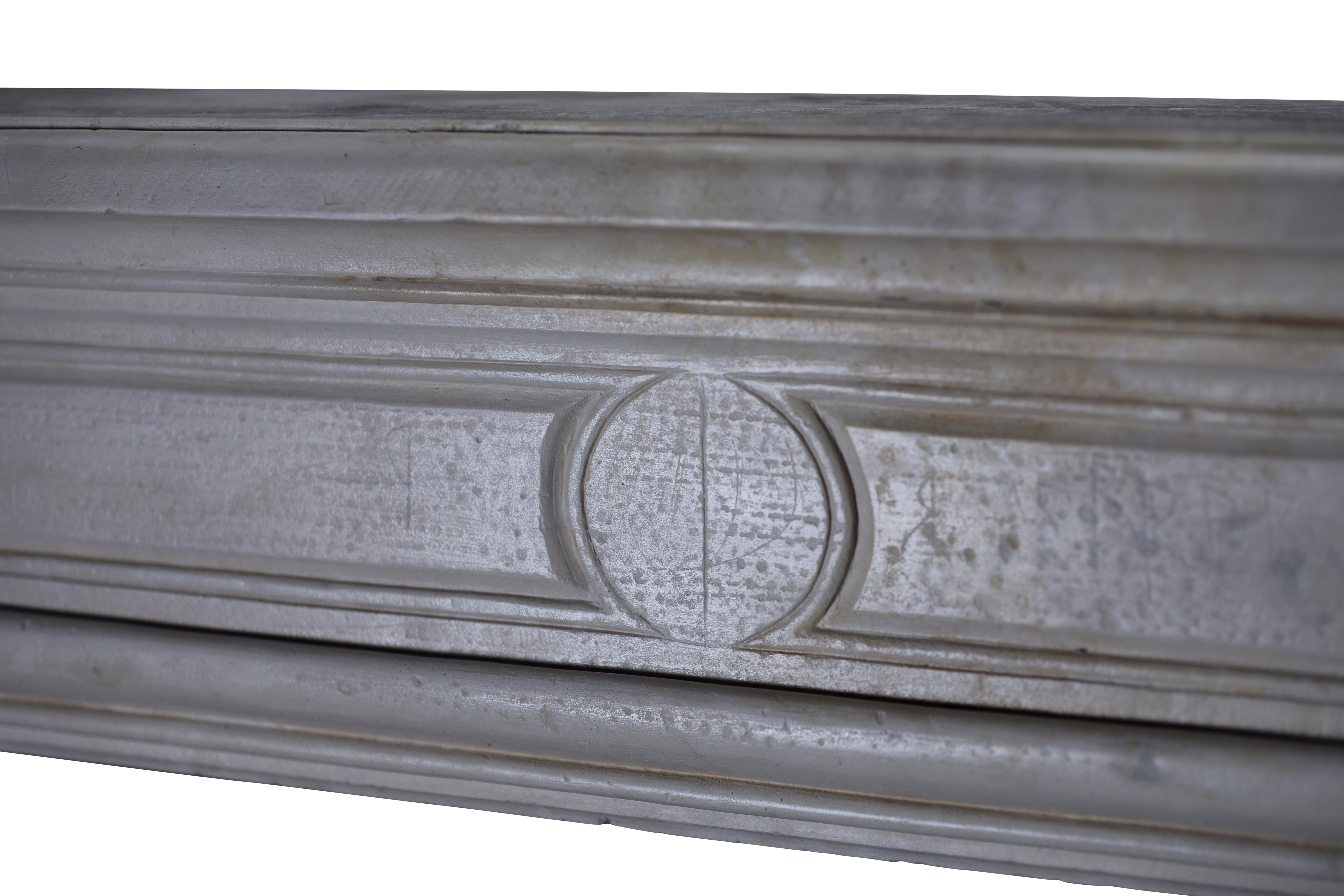 Cheminée ancienne blanche et élégante du 17ème siècle en pierre française en vente 3
