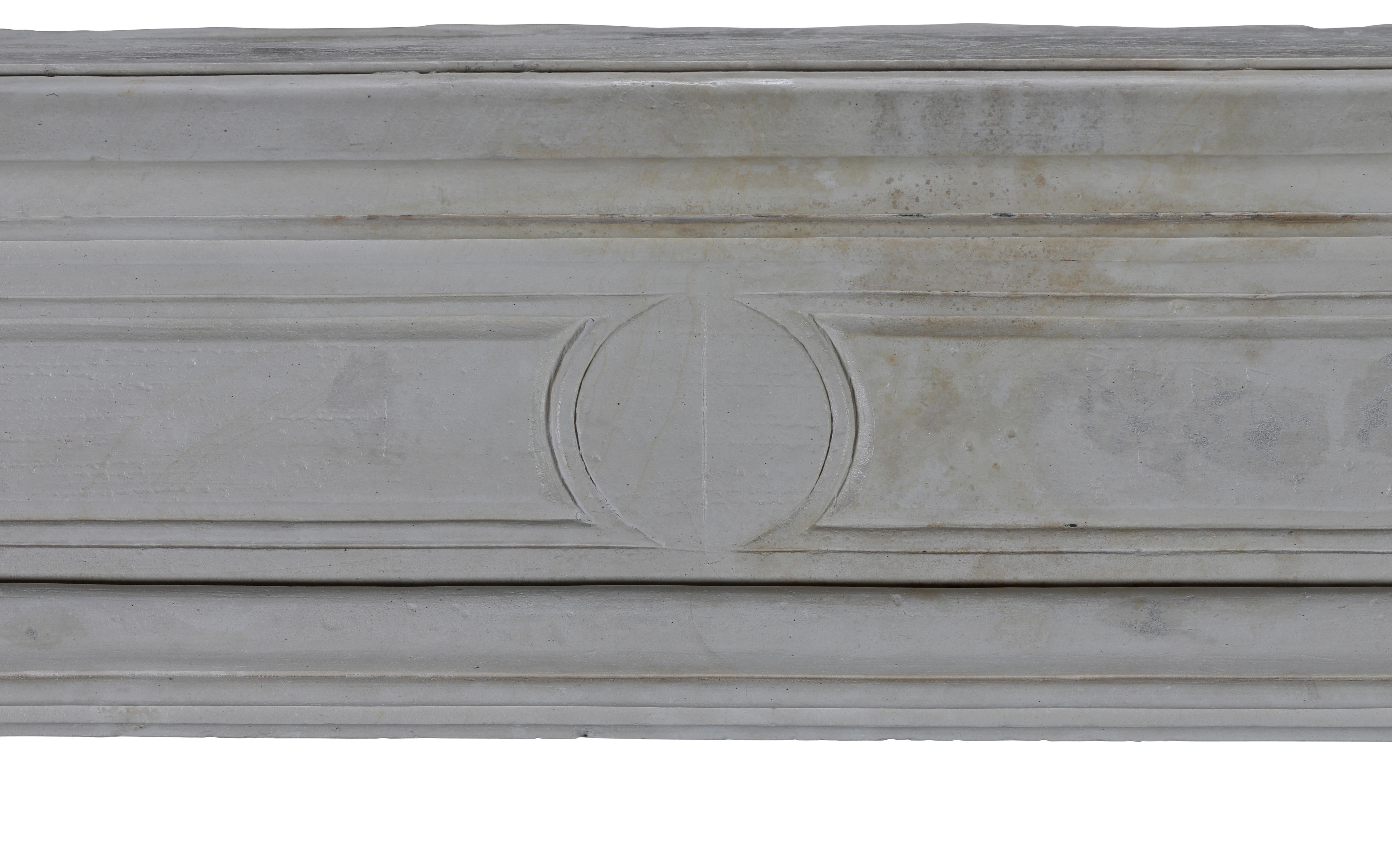 Cheminée ancienne blanche et élégante du 17ème siècle en pierre française en vente 4
