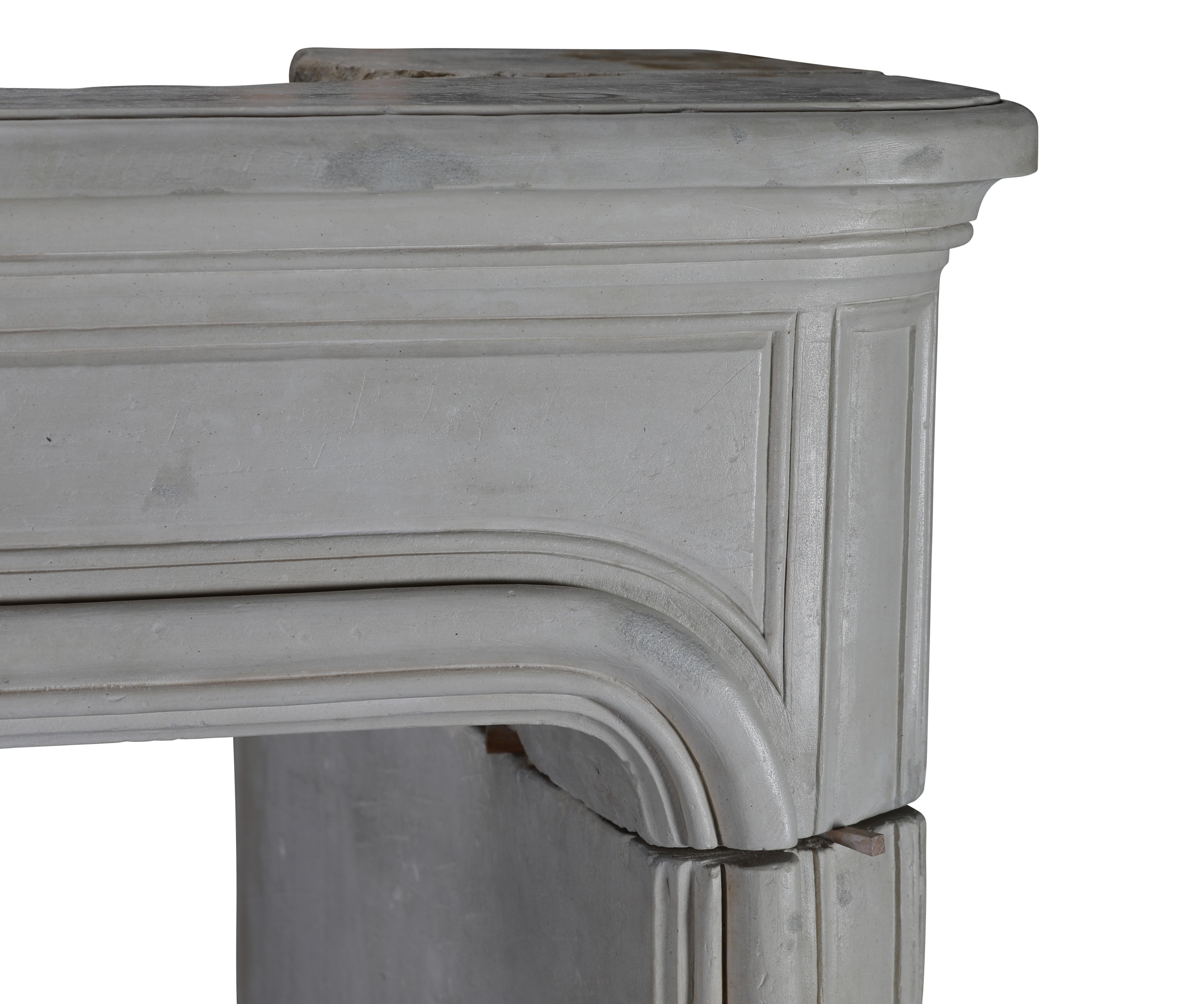 Cheminée ancienne blanche et élégante du 17ème siècle en pierre française en vente 5